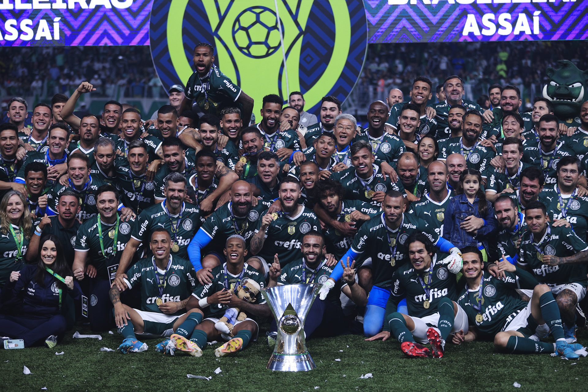 09 November 2023 - Time do Palmeiras posa com a taça de campeão brasileiro série A.
