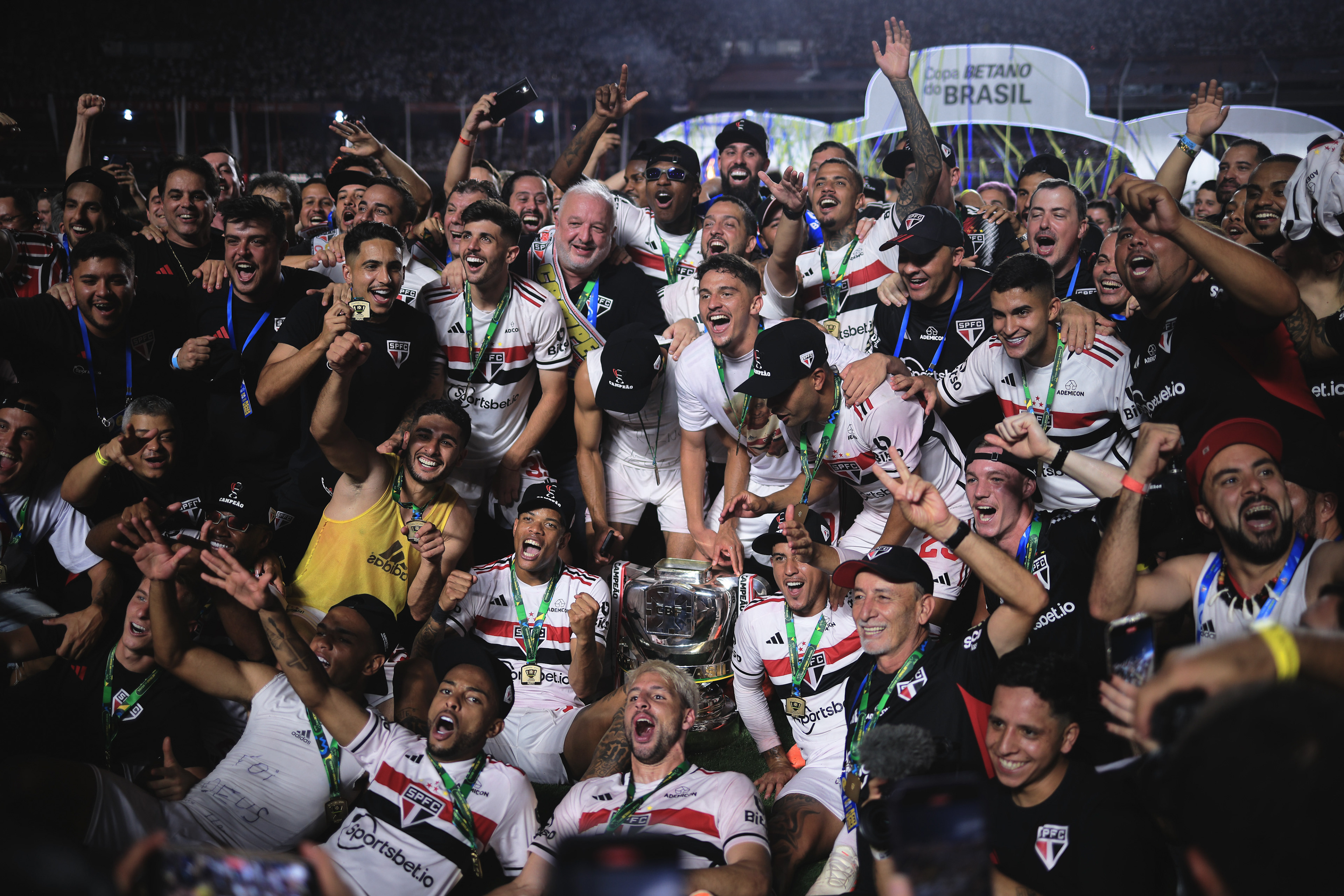 24 September 2023 - Time do São Paulo posa com taça de campeão da Copa do Brasil.