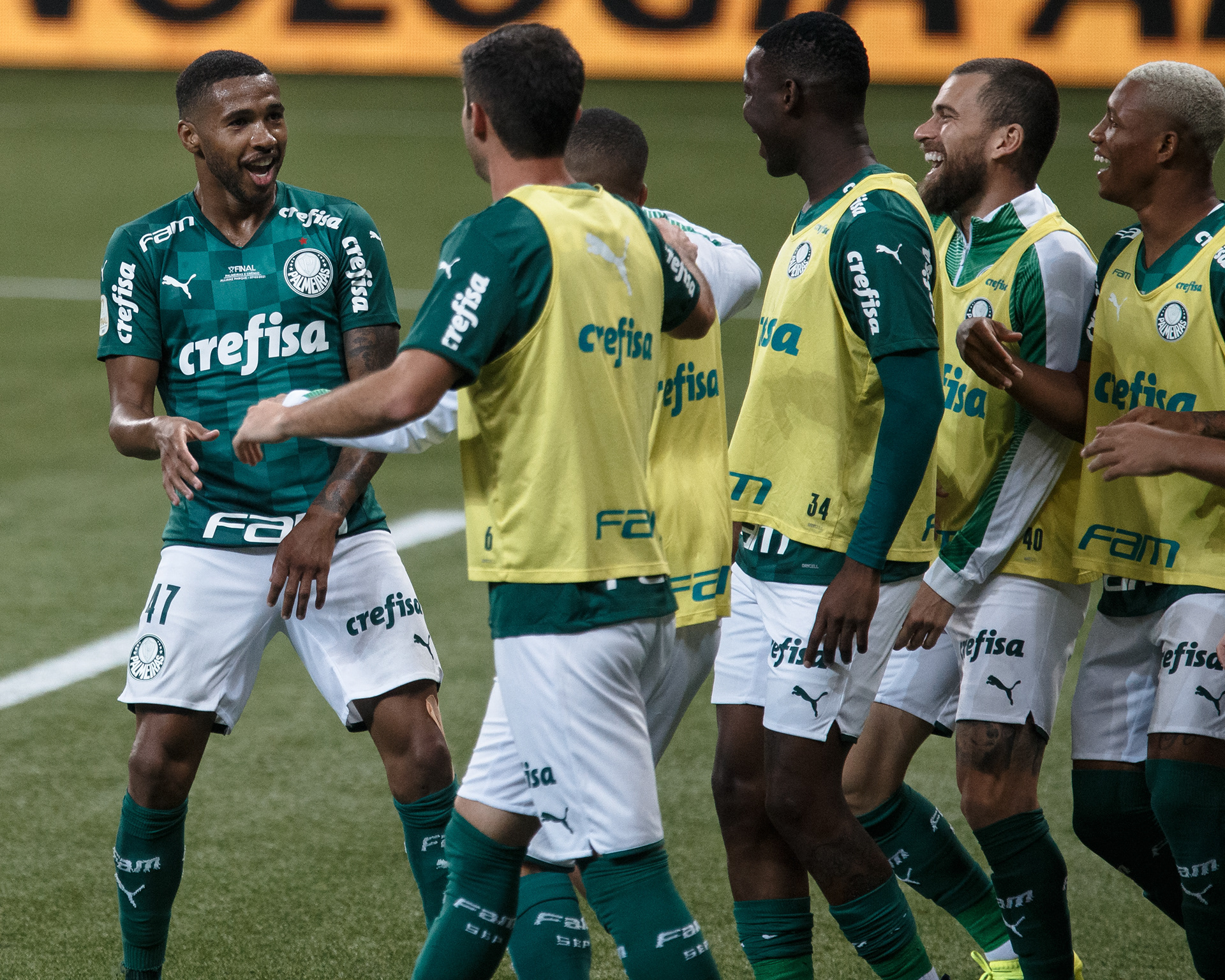 Wesley, jogador do Palmeiras comemora seu gol com seus companheiros de equipe durante final da Copa do Brasil 2020