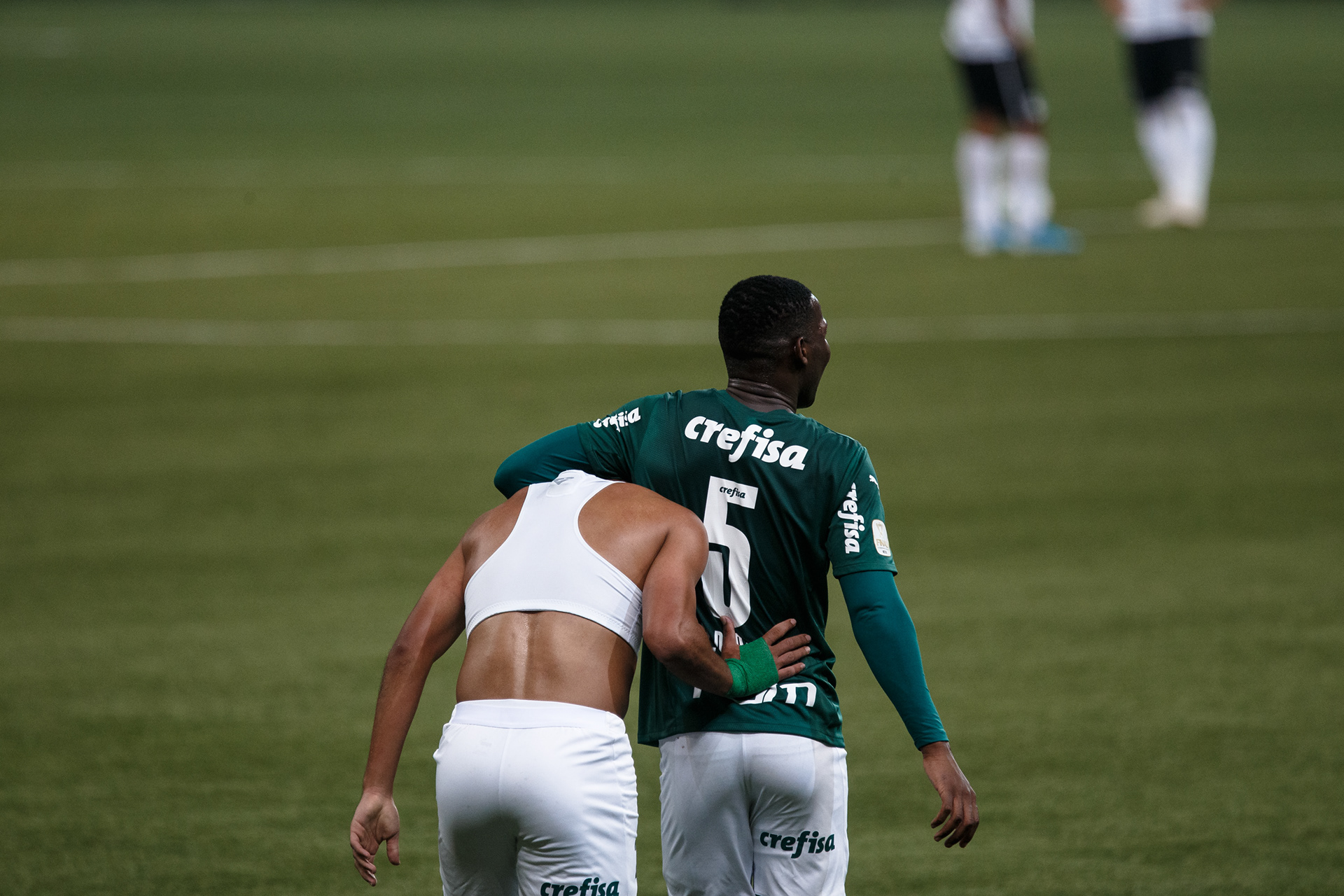 Gabriel Menino, jogador do Palmeiras, comemora seu gol com Patrick de Paula, durante final da Copa do Brasil 2020