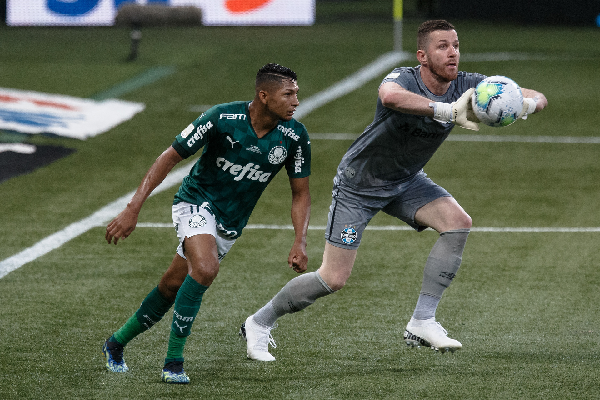 Rony, jogador do Palmeiras, e P. Victor, goleiro do Grêmio, durante Final da Copa do Brasil 2020.