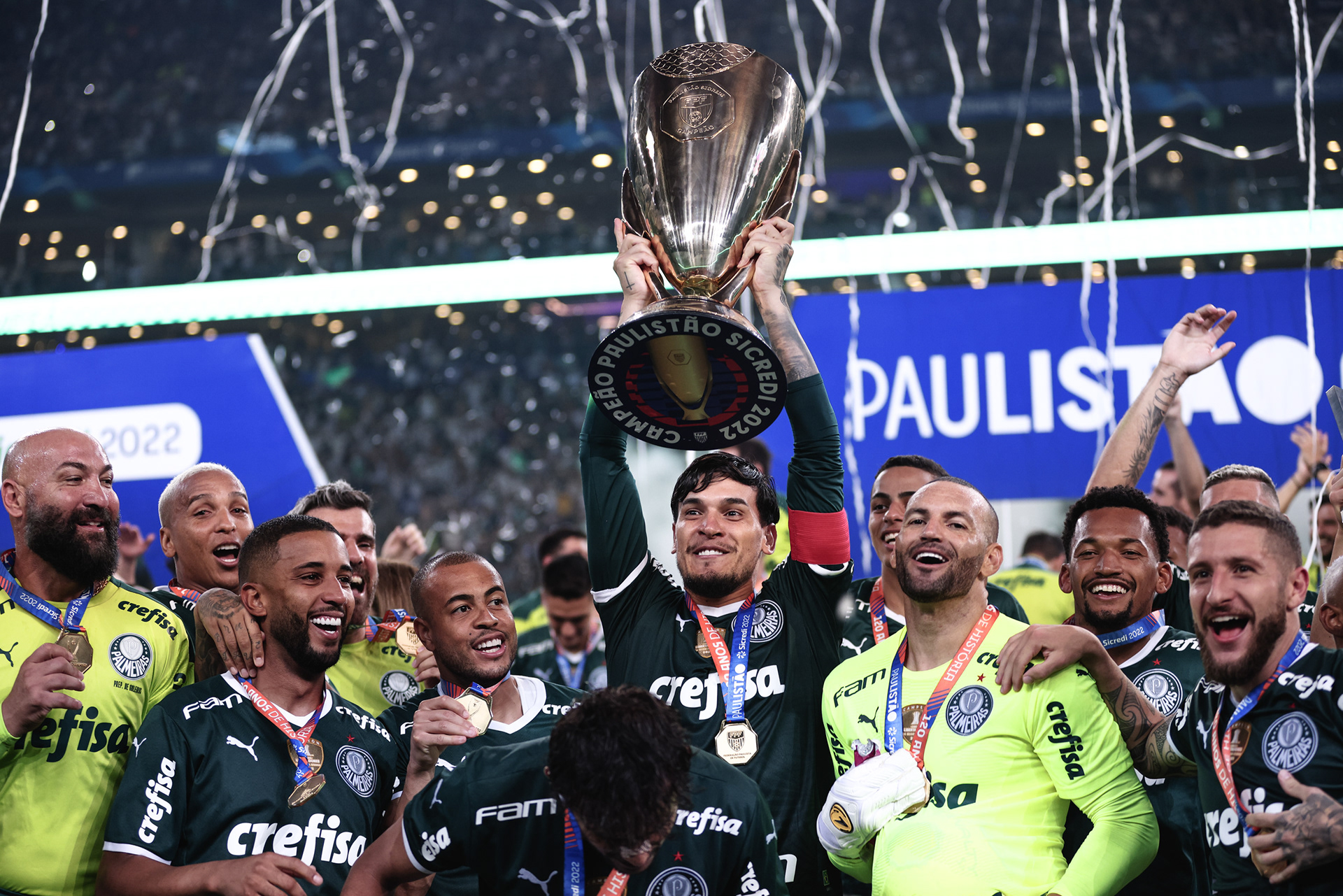 03 April 2022 - Gustavo Gómez, capitão do time do Palmeiras, levanta a taça de campeão do Campeonato Paulista 2022.