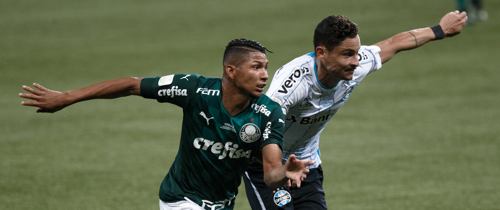 Rony, jogador do Palmeiras, disputa lance com Diogo Barbosa, jogador do Grêmio, durante final da Copa do Brasil 2020