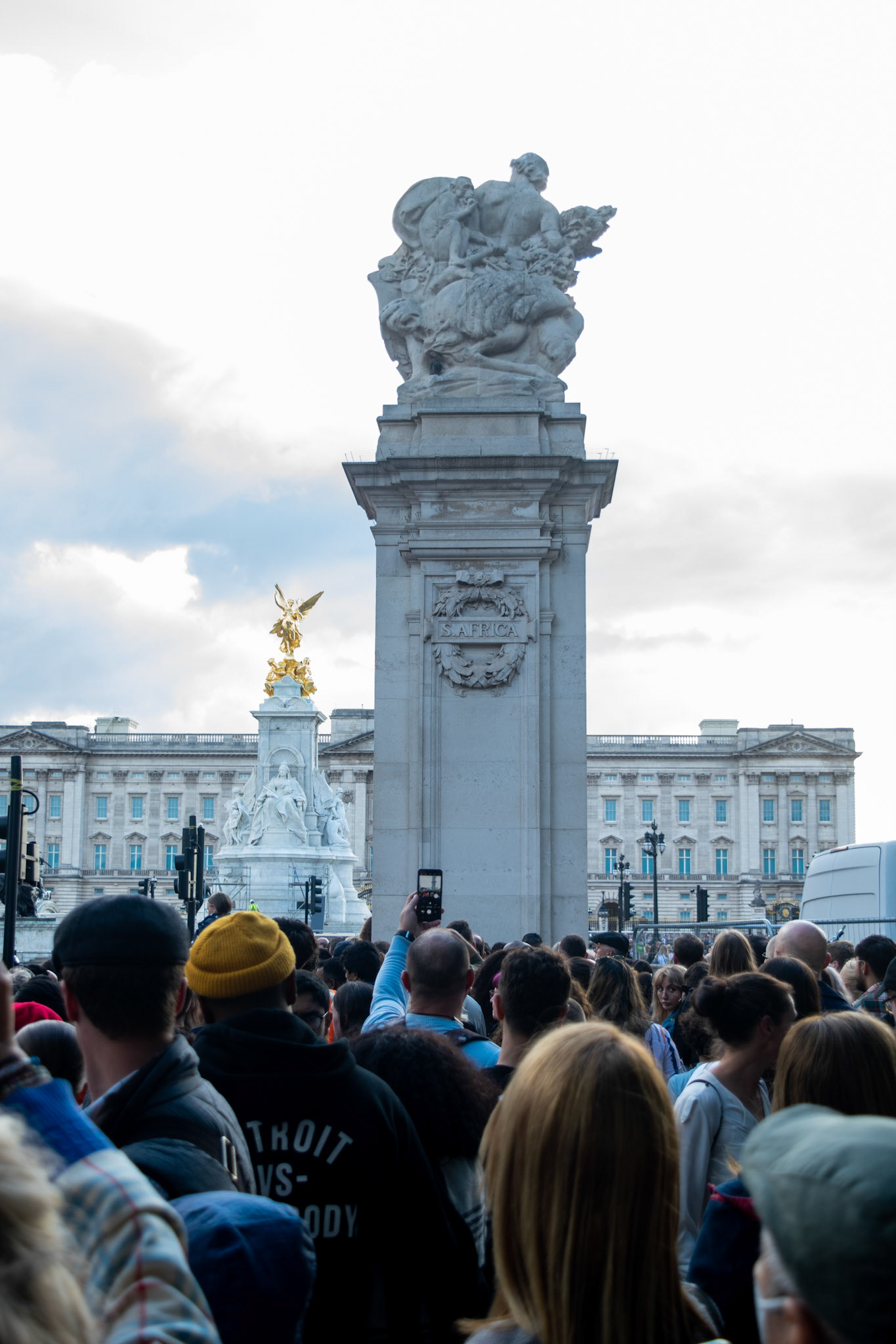 People gather outside Buckingham Palace to pay their respect.