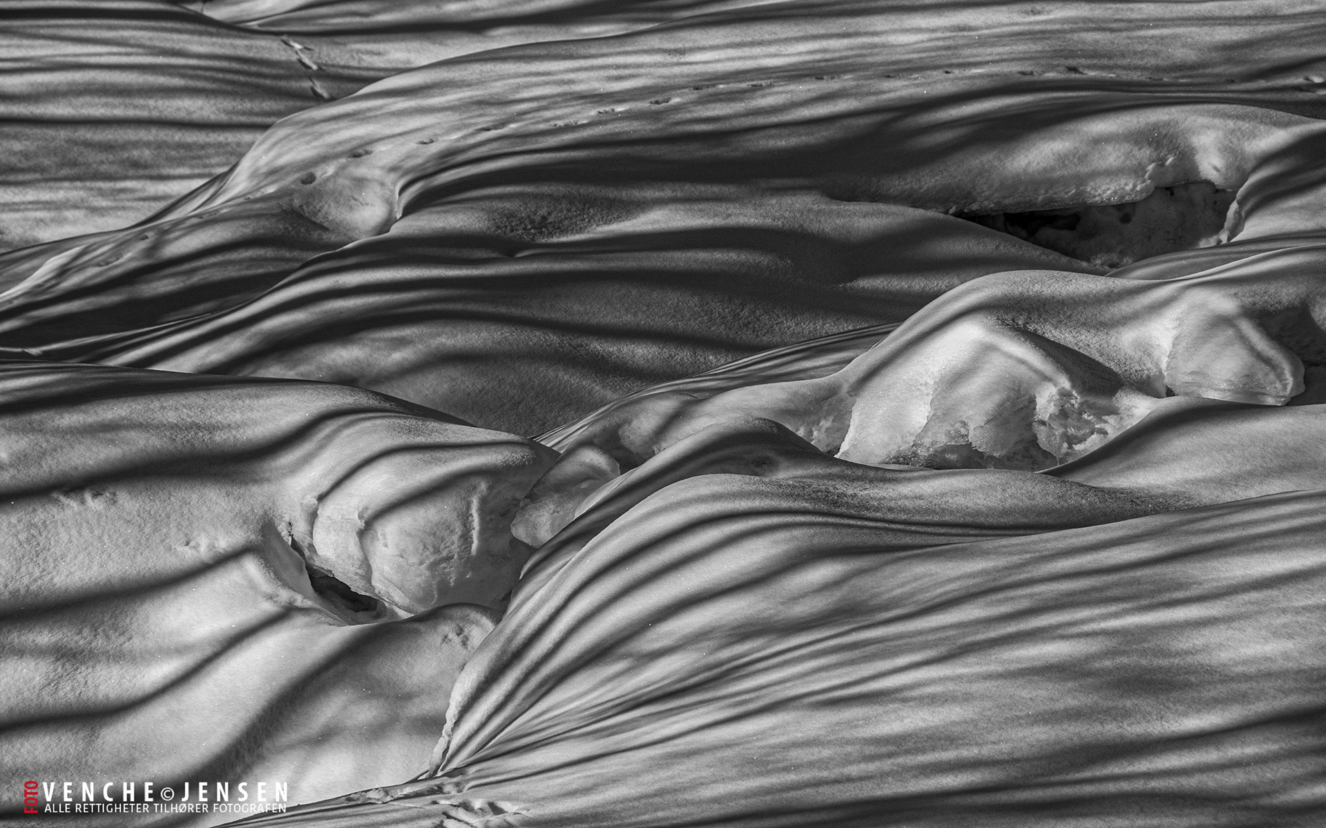 Lange skygger på snedekket Sagelv