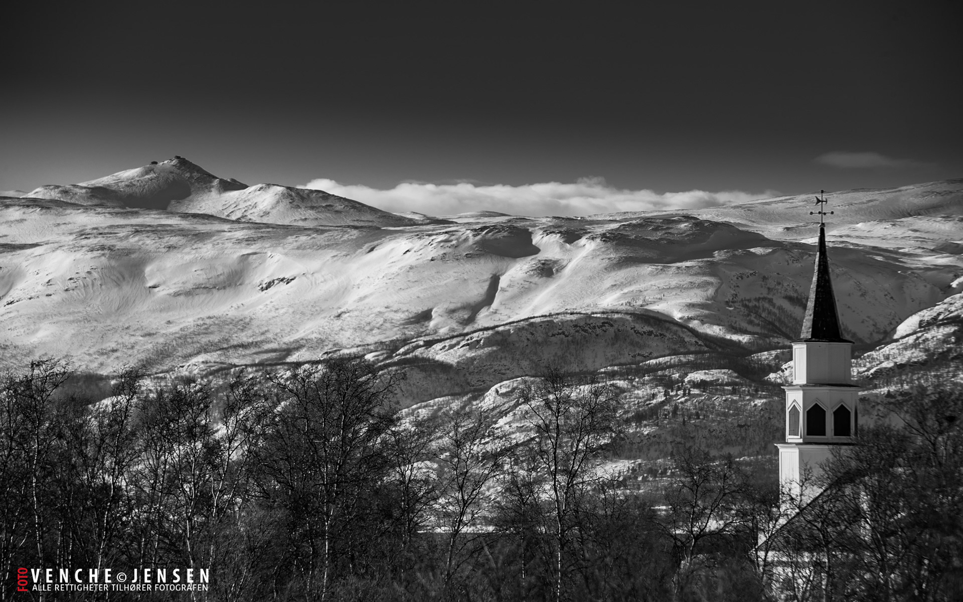 Halddetoppen og Alta kirke i måneskinn