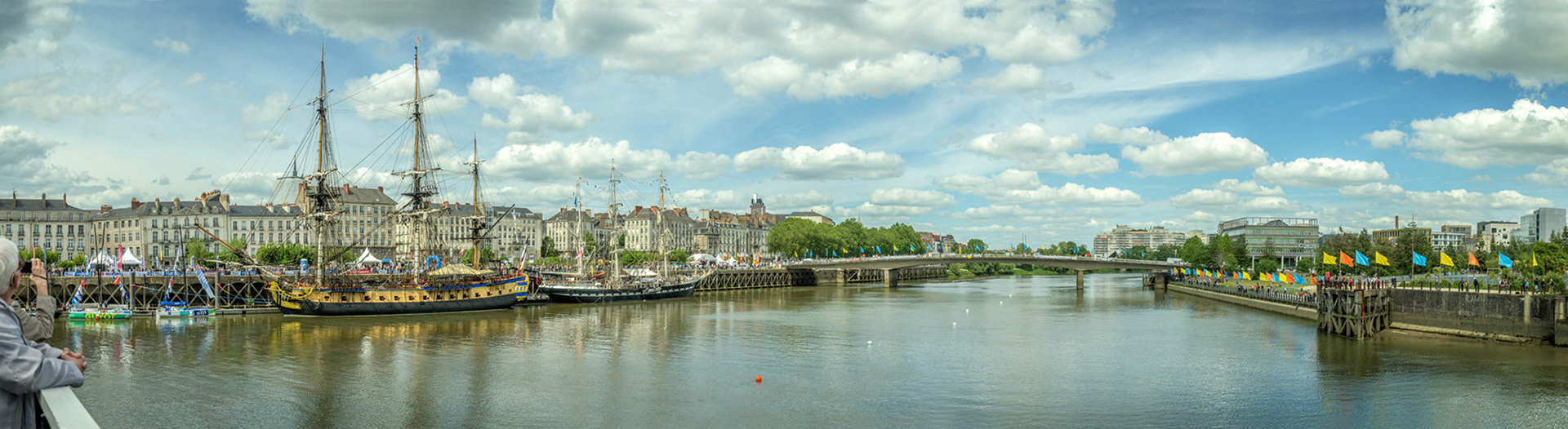Hermione et Bélem et pont Anne de Bretagne quai de la Fosse à Nantes.