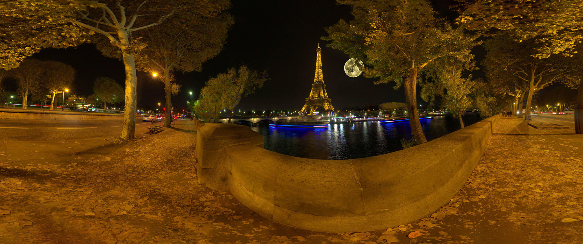 Clair de lune et tour Eiffel à Paris.