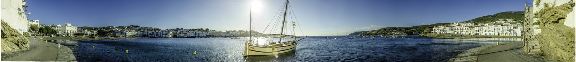 Grand panoramique du port de Cadaques.