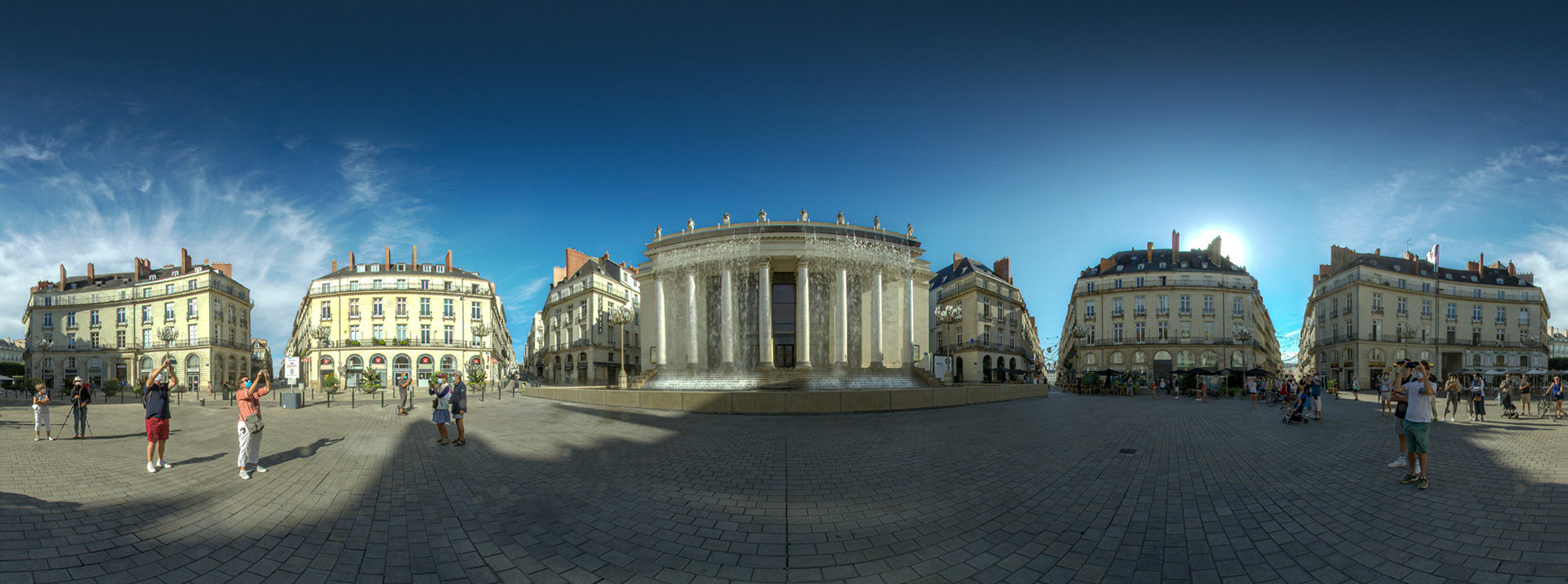 Ouverture du "Rideau" de Stéphane Tidet sur le théâtre Graslin à Nantes.