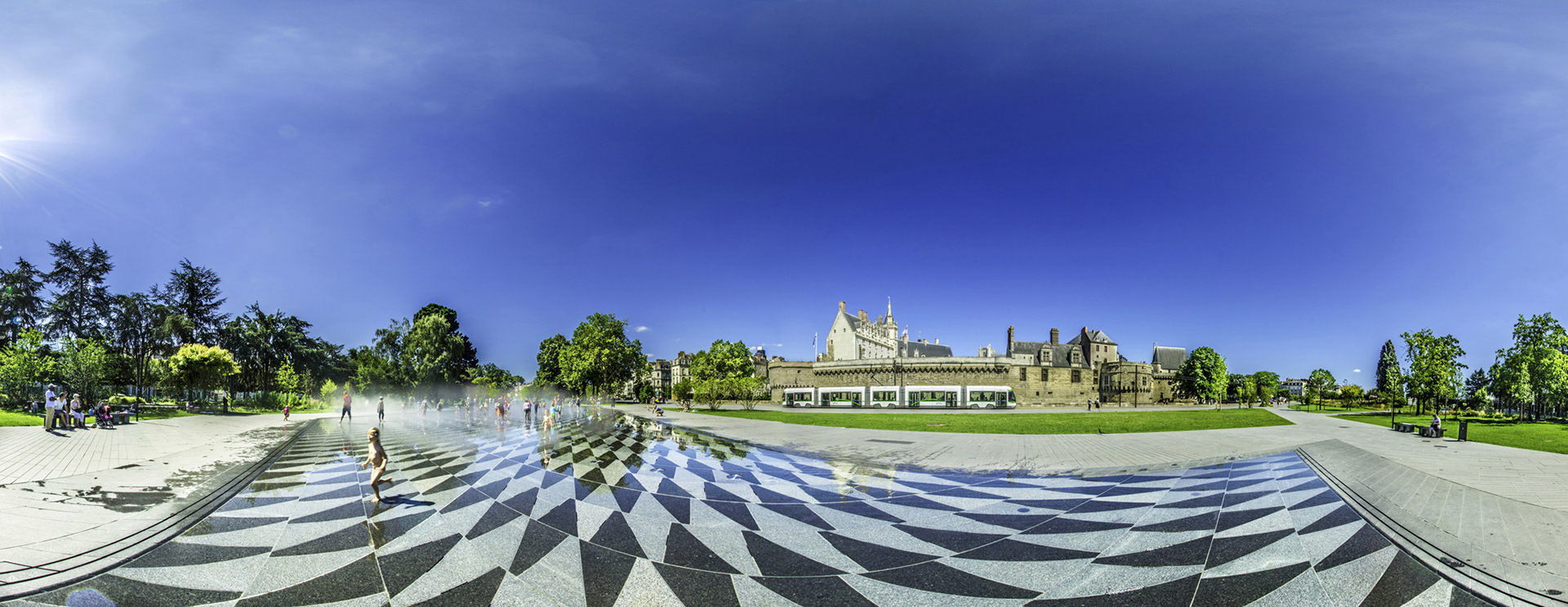 Le miroir d'eau et le château des Ducs de Bretagne, Nantes.