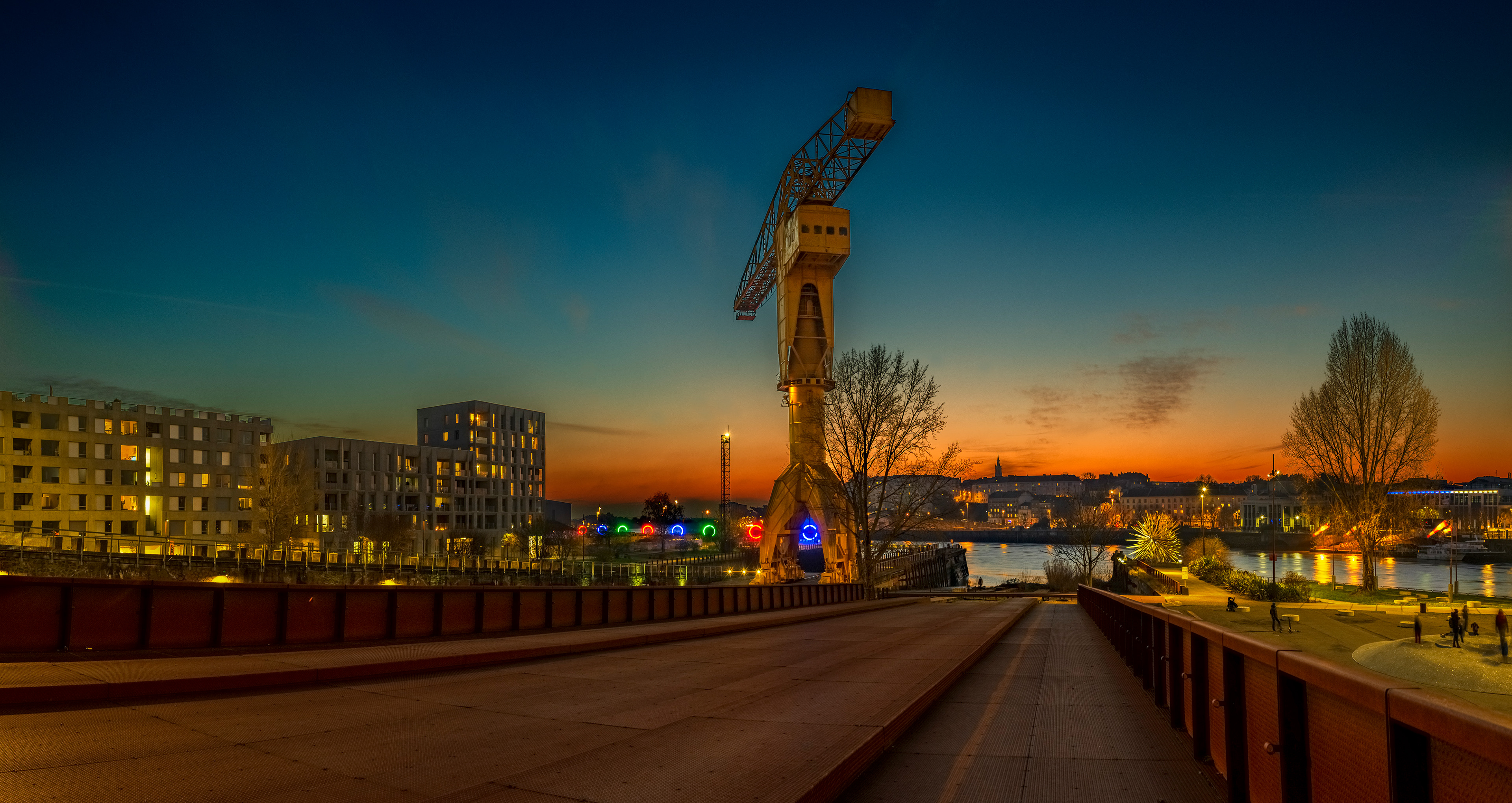Nantes. La grue jaune Titan au coucher du soleil.