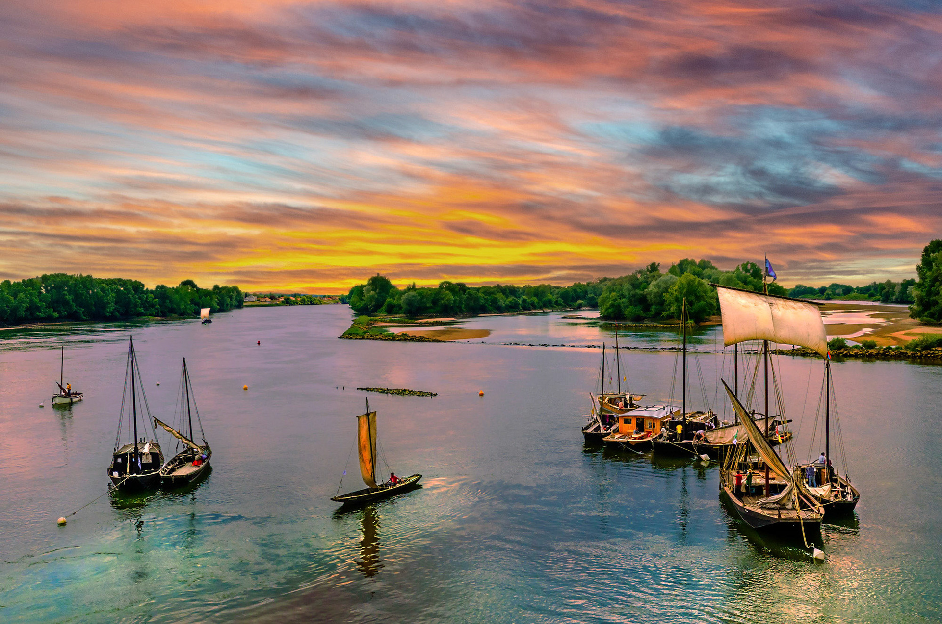 COUCHER DE SOLEIL ET FLOTTILLE DE LOIRE