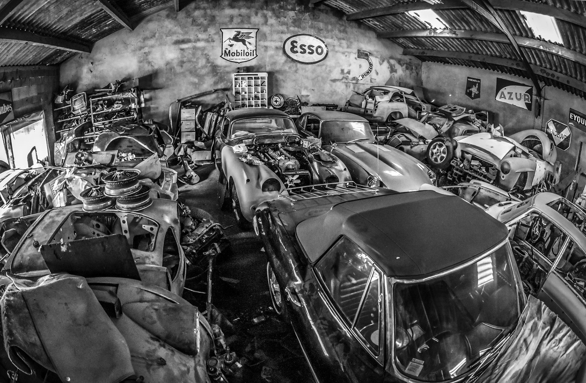 Garage automobile, vue d'ensemble.