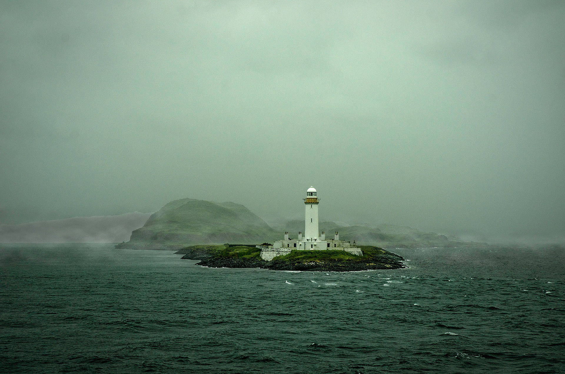 PHARE DANS LA BRUME AU LARGE DE OBAN
