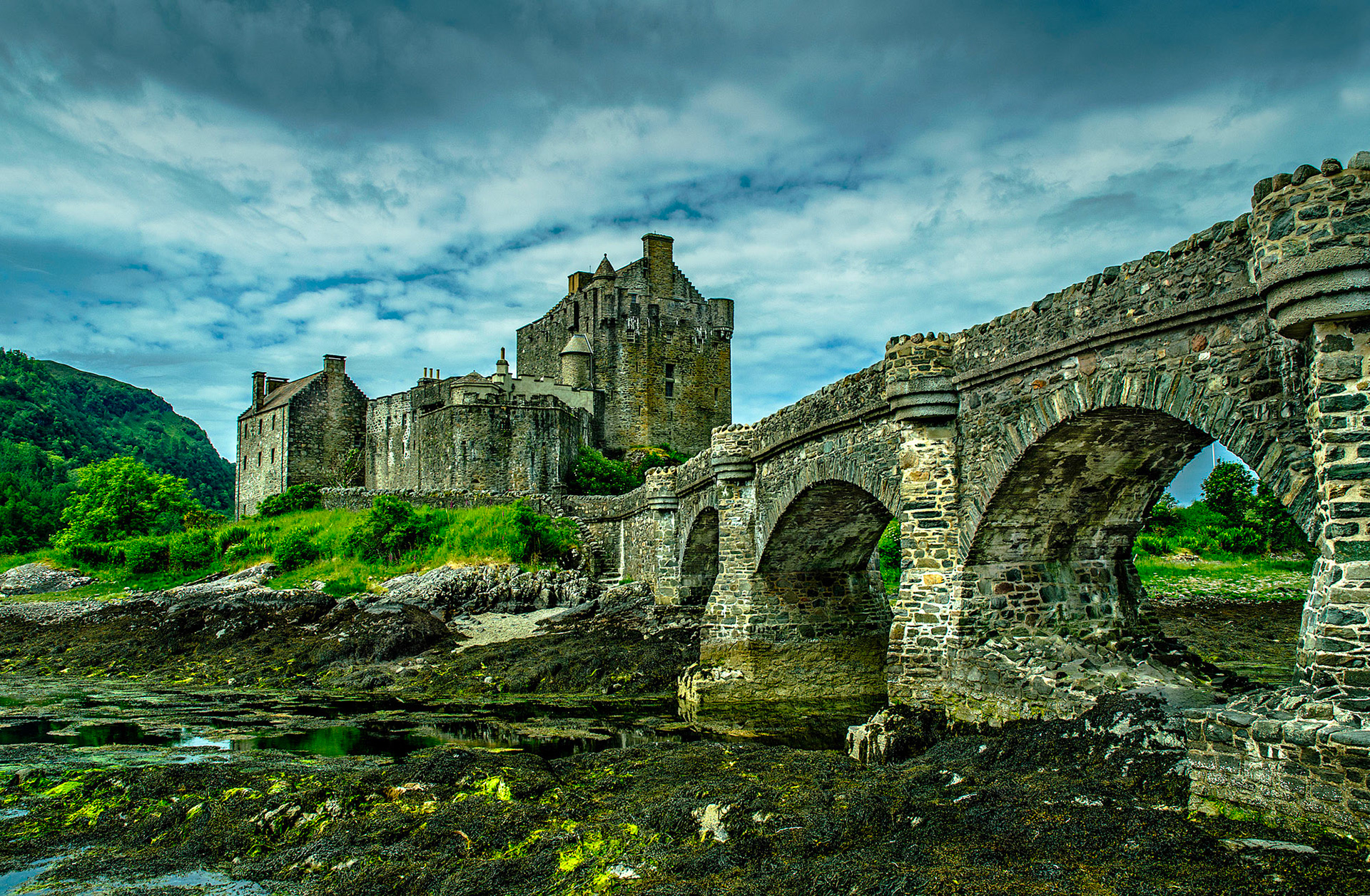 CHATEAU EILEAN DONAN A DORNIE