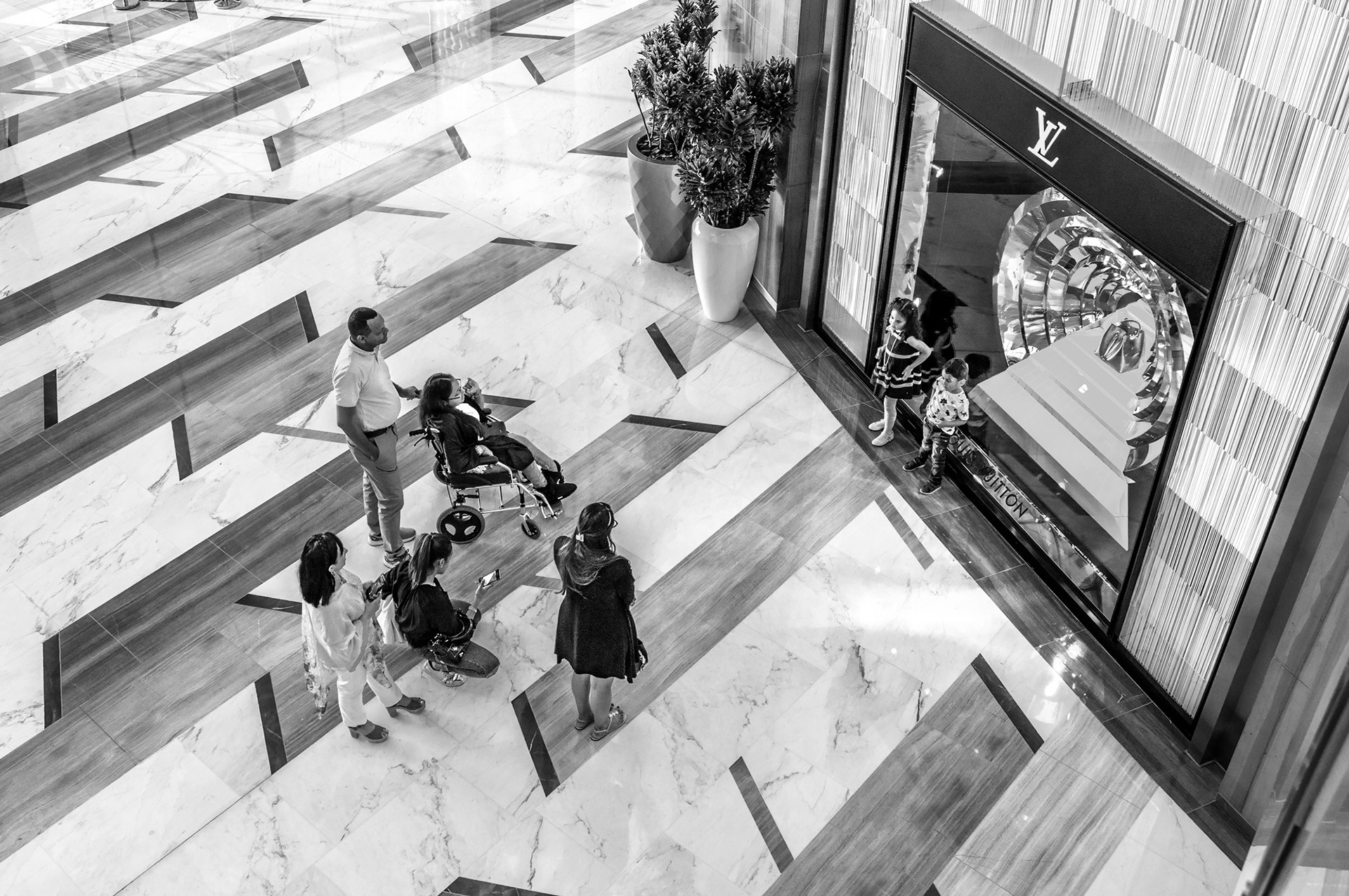 ABU DABHI LA GALERIA PHOTO DAVANT LA VITRINE LOUIS VUITTON