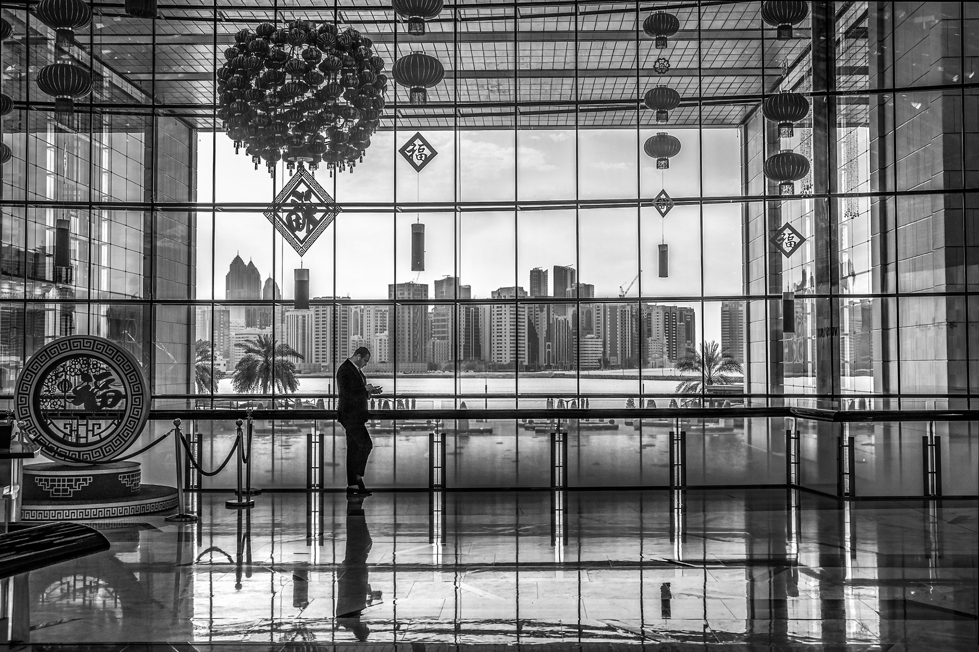 ABU DABHI GARDIEN A LA GALERIA