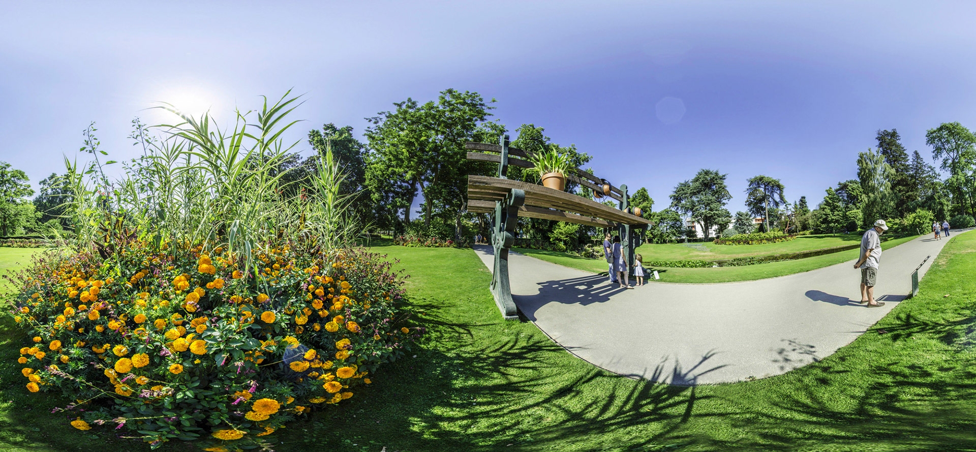 Le Banc Géant de Claude Ponti au jardin des plantes à Nantes.