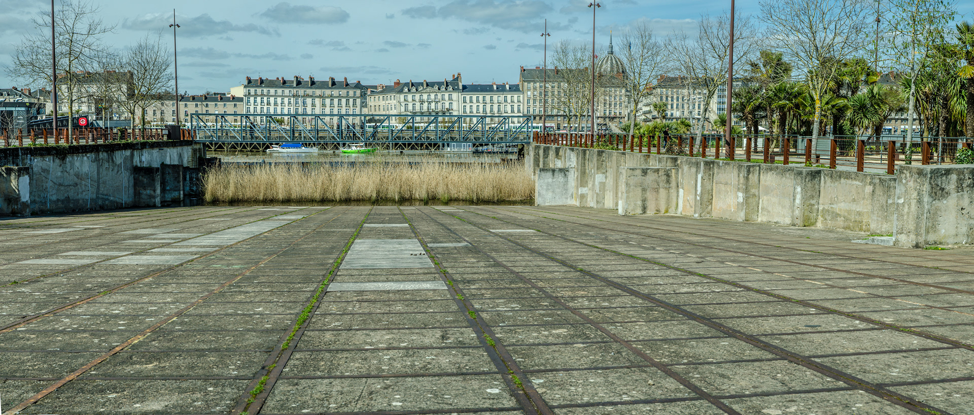 GRANDE CALE DE MISE A L'EAU AUX CHANTIERS DUBIGEONS