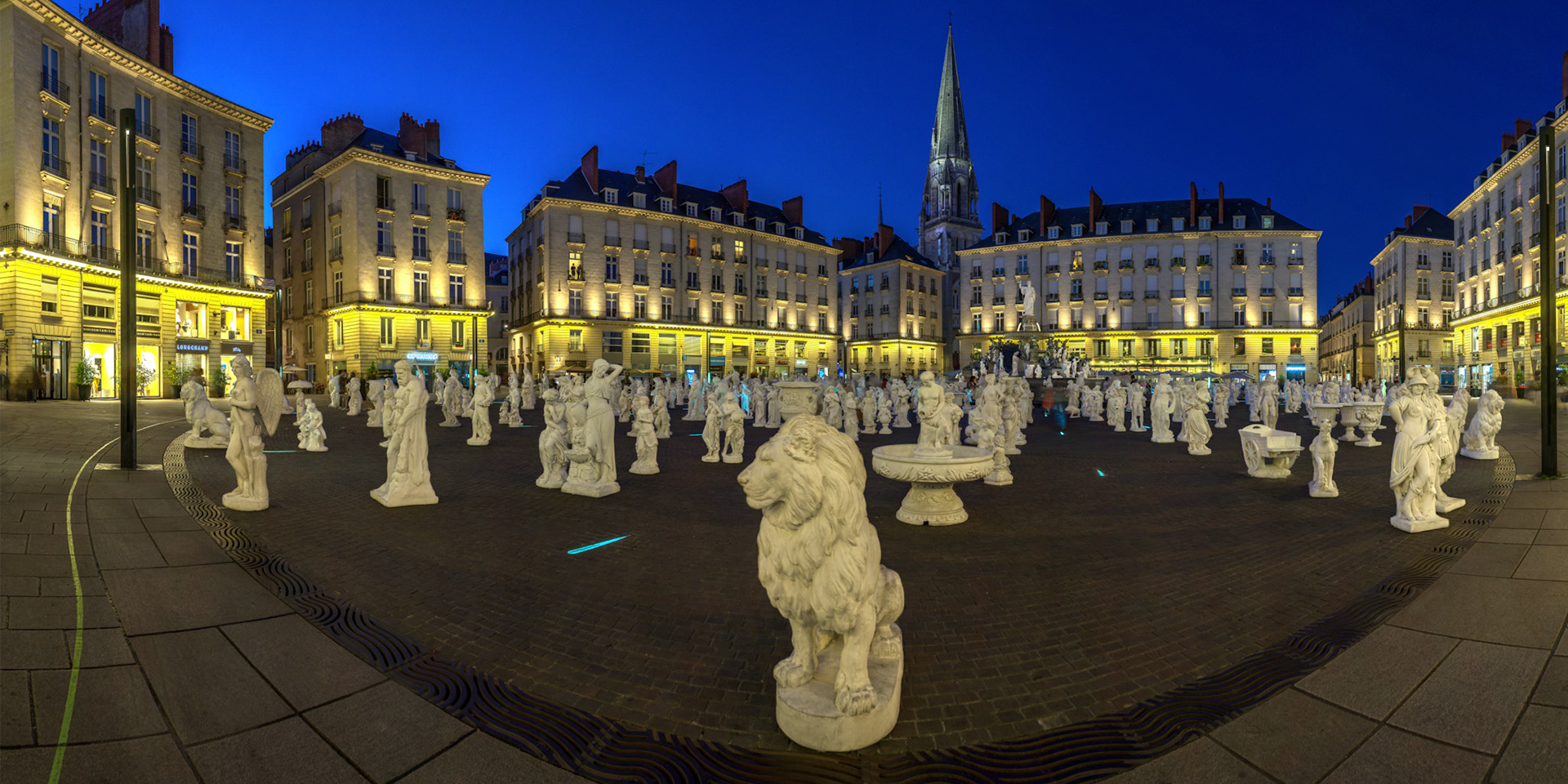LES 550 STATUES DE STEPHANE VIGNY PLACE ROYALE