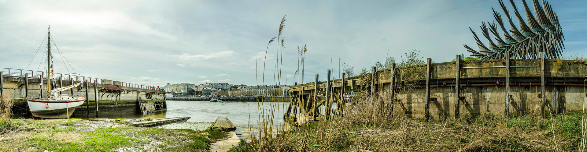 Mouillage tranquile et "Résolution des forces en présence" dit le "Hérisson" de Vincent Mauger. Paysage nantais.