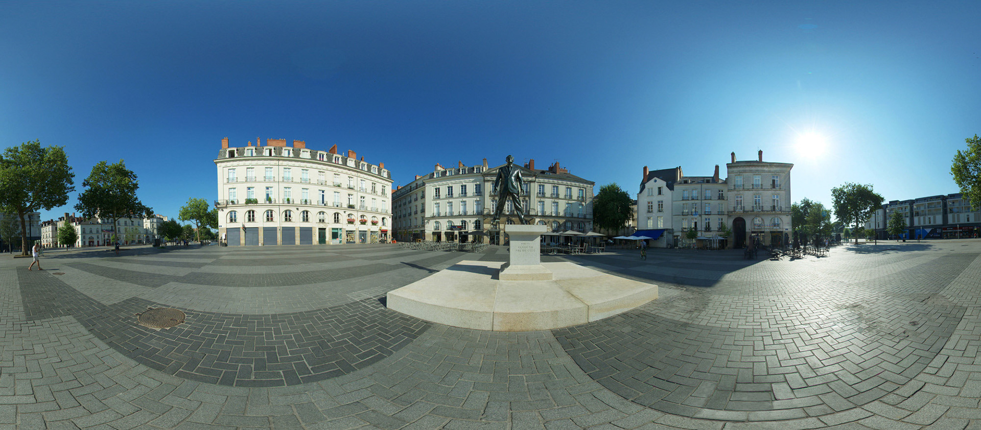 "Eloge au pas de côté" de Philippe Ramette, place du Bouffay à Nantes.