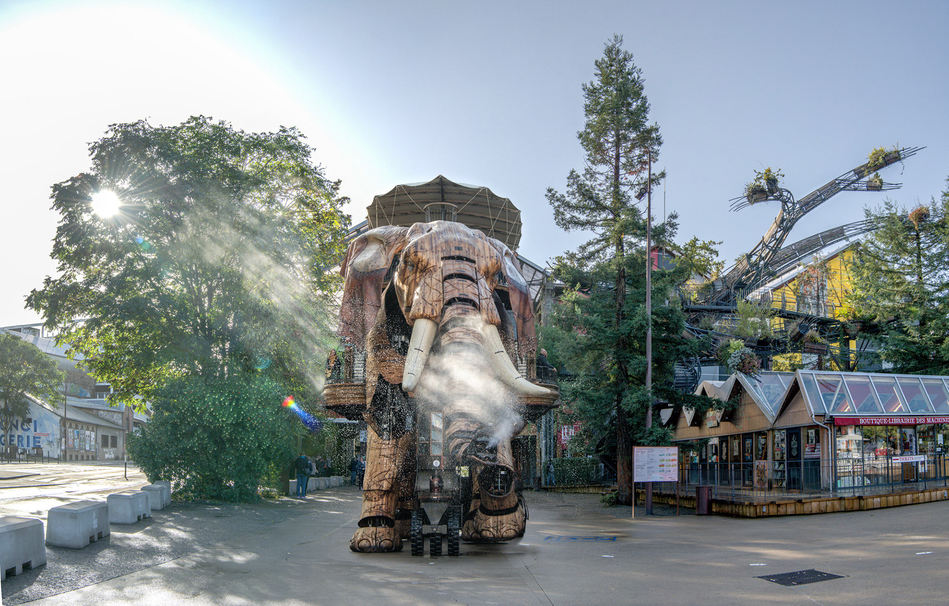 L'ELEPHANT DES MACHINE DE L'ILE EN SORTIE DE NEF
