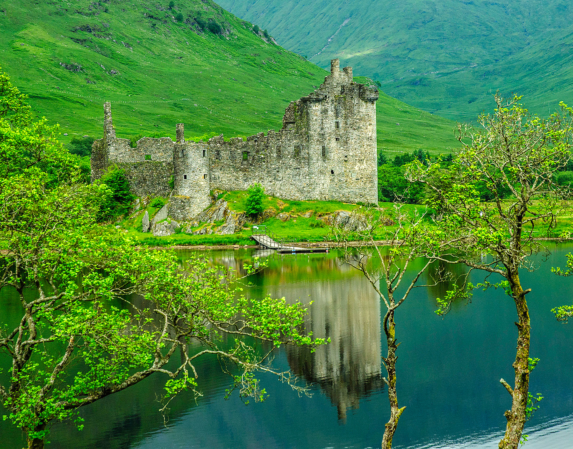 CHATEAU DE KILCHURN SUR LOCH AWE