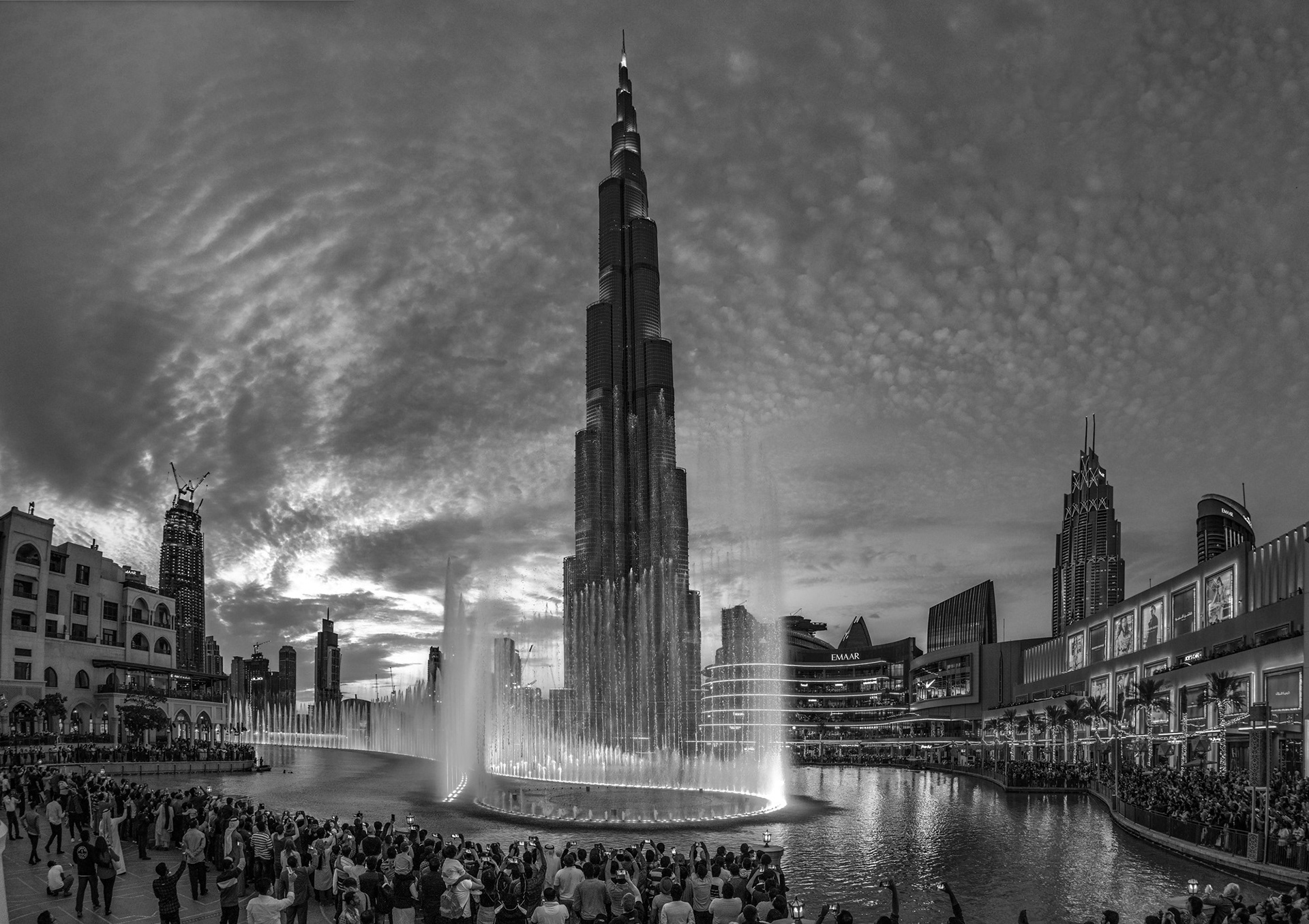 DUBAI BURJ AL KHALIFA SITE DES FONTAINES FIN DE JOURNEE