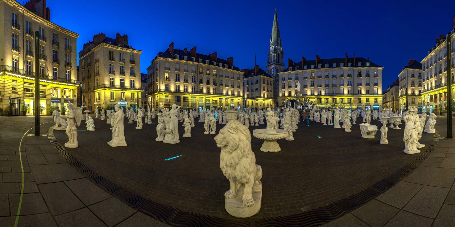 Les 550 statues de Stéphane Vigny place Royale à Nantes.