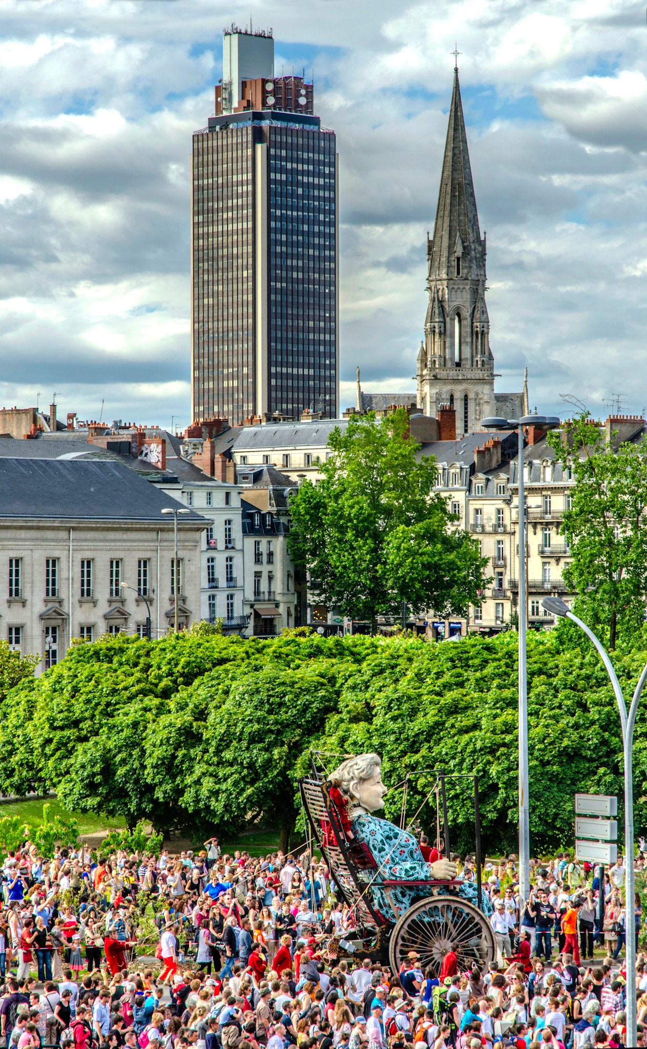 LA GRAND MERE DU ROYAL DE LUXE, TOUR DE BRETAGNE ET EGLISE ST. NICOLAS