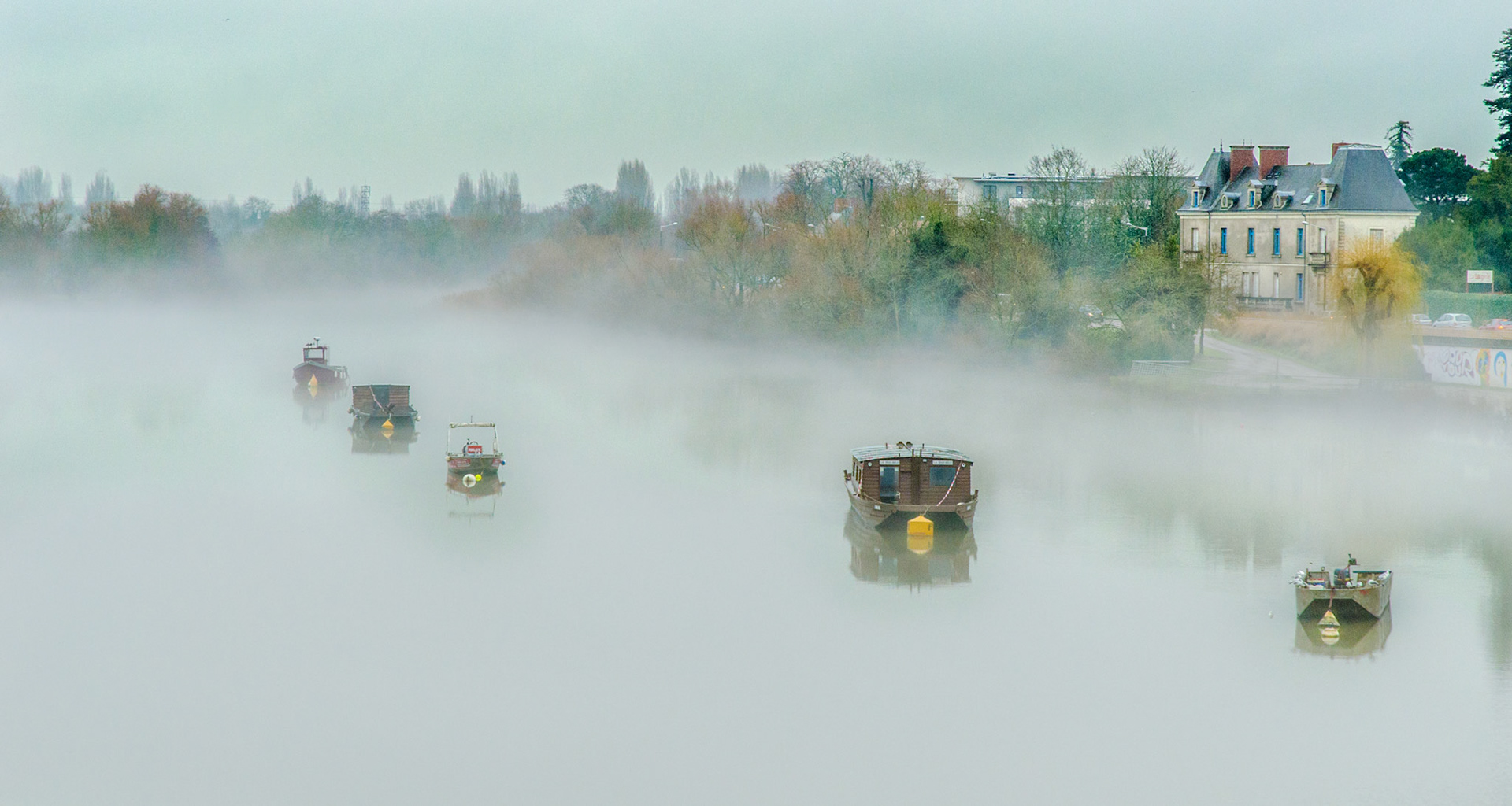 BRUMES MATINALE ET BOUEES JAUNES SUR LA LOIRE