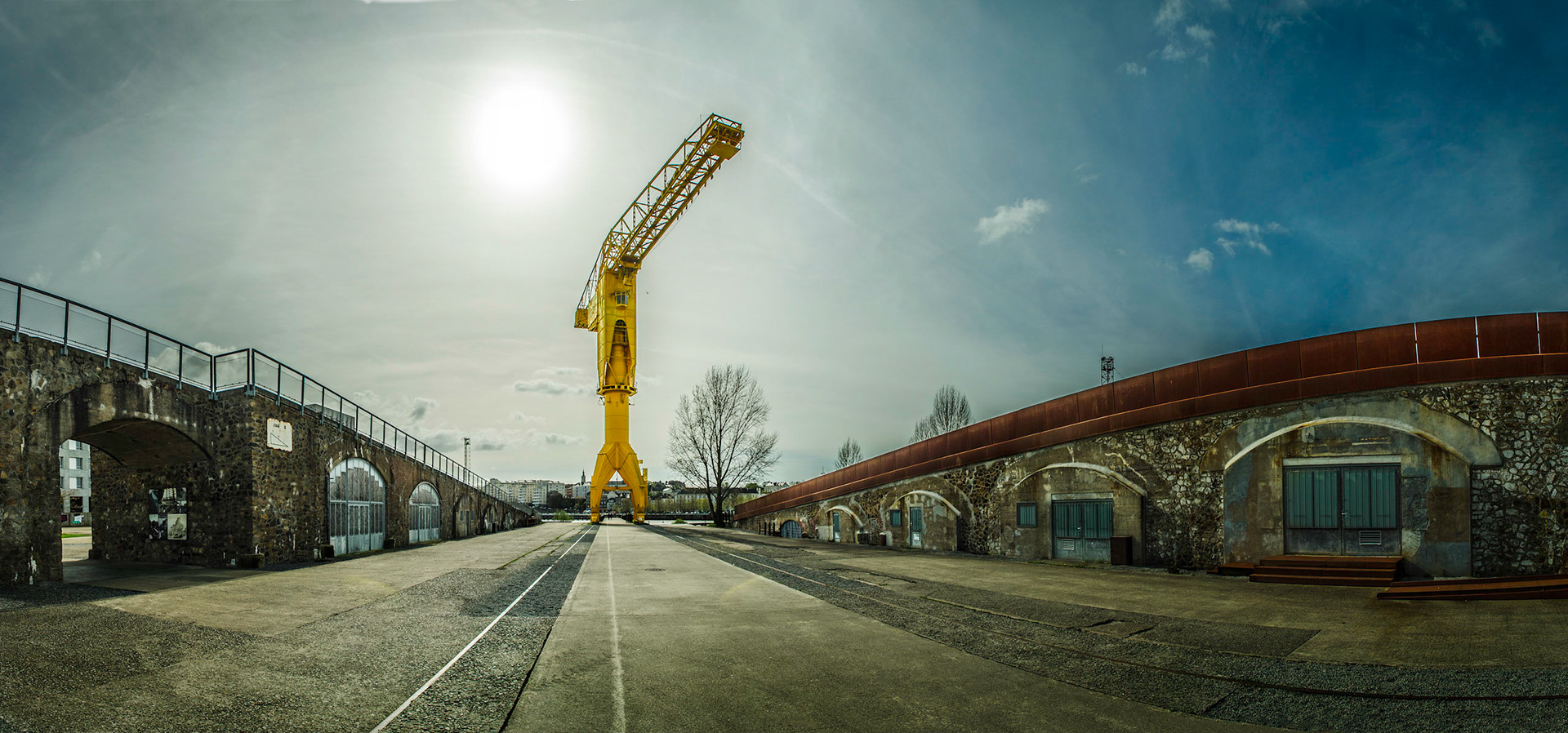 GRAND ANGLE SUR TITAN JAUNE