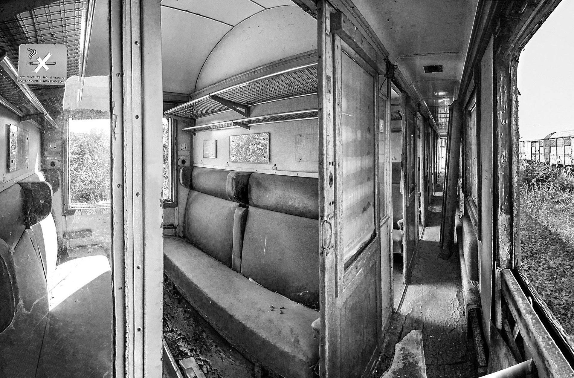 SNCF, couloir et compartiment.