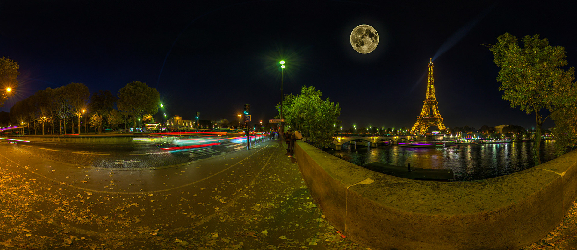 Clair de lune et tour Eiffel à Paris.