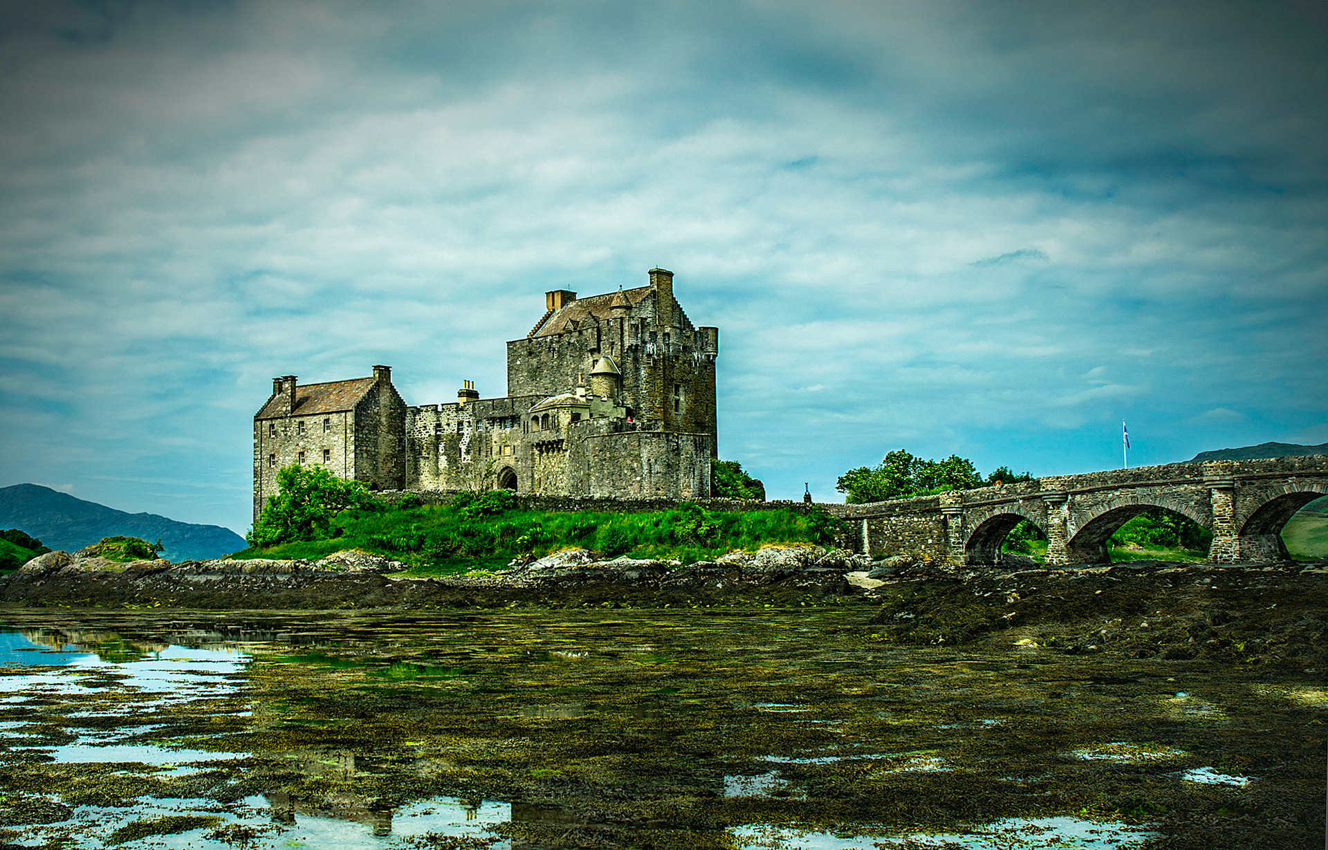 CHATEAU EILEAN DONAN A DORNIE