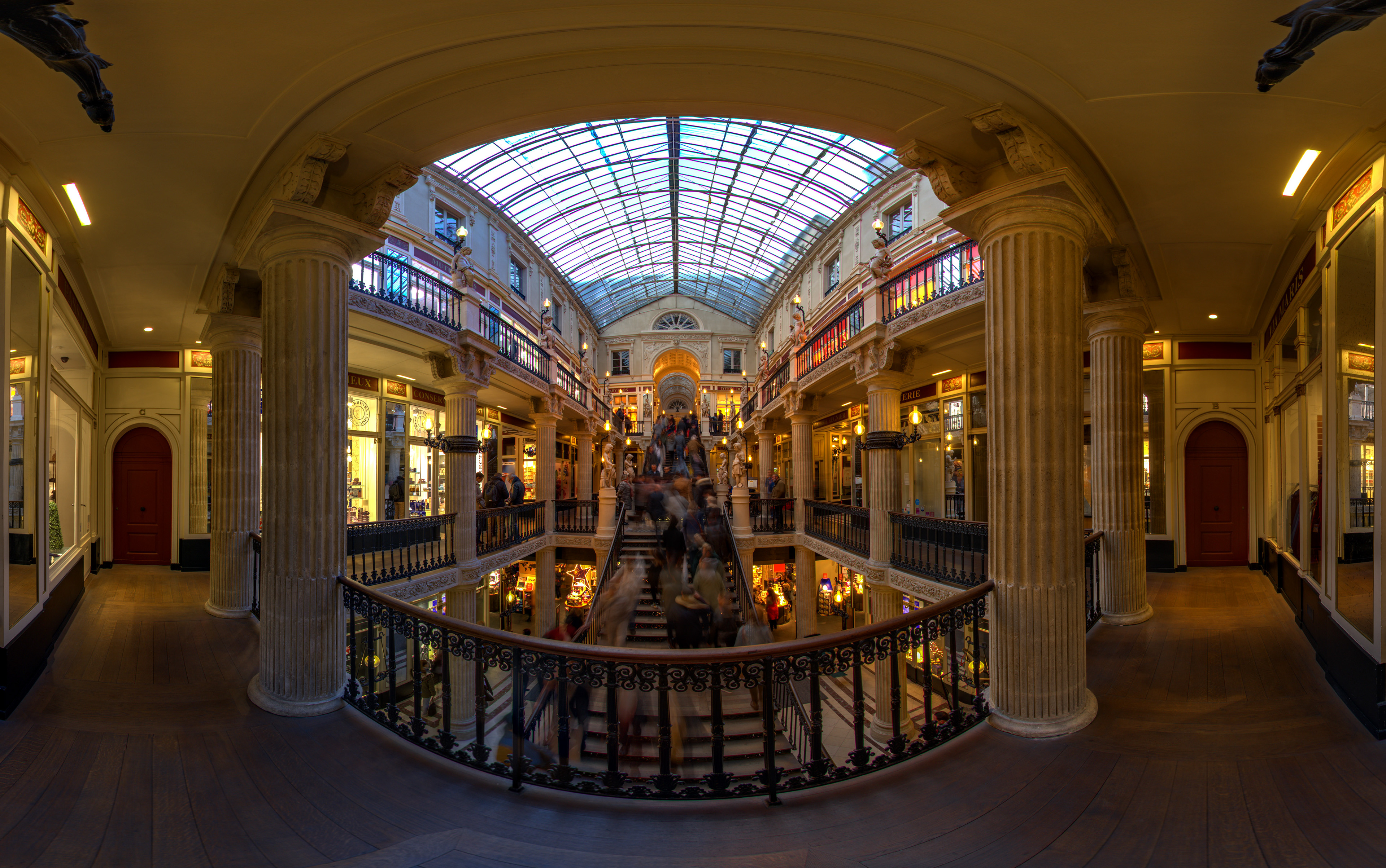 AFFLUENCE DANS LE GRAND ESCALIER DU PASSAGE POMMERAYE