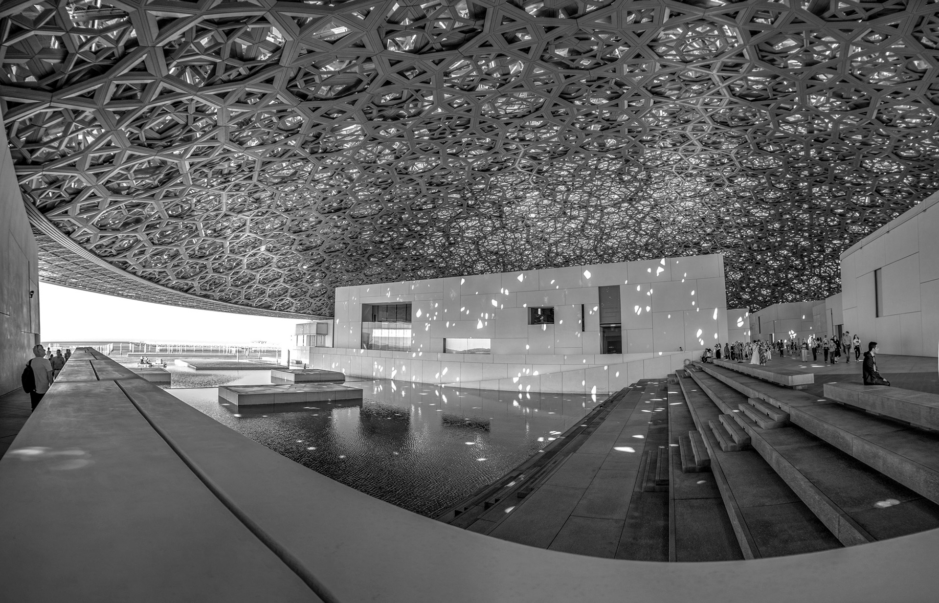 ABU DABHI SOUS LE TOIT DU MUSEE DU LOUVRE