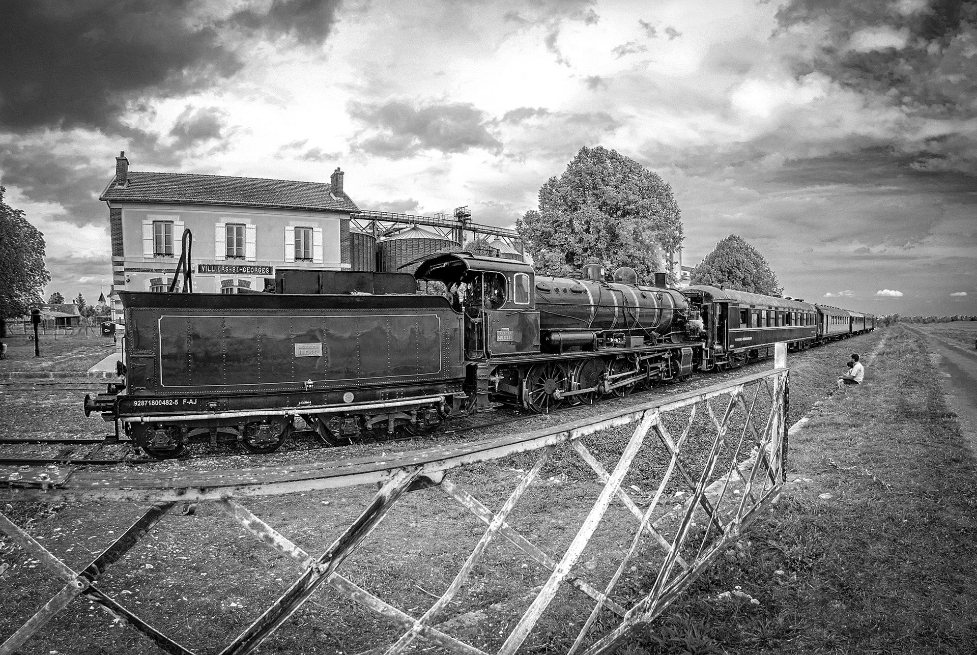 SNCF, contemplation train a vapeur en gare de Villiers-Saint-Georges.