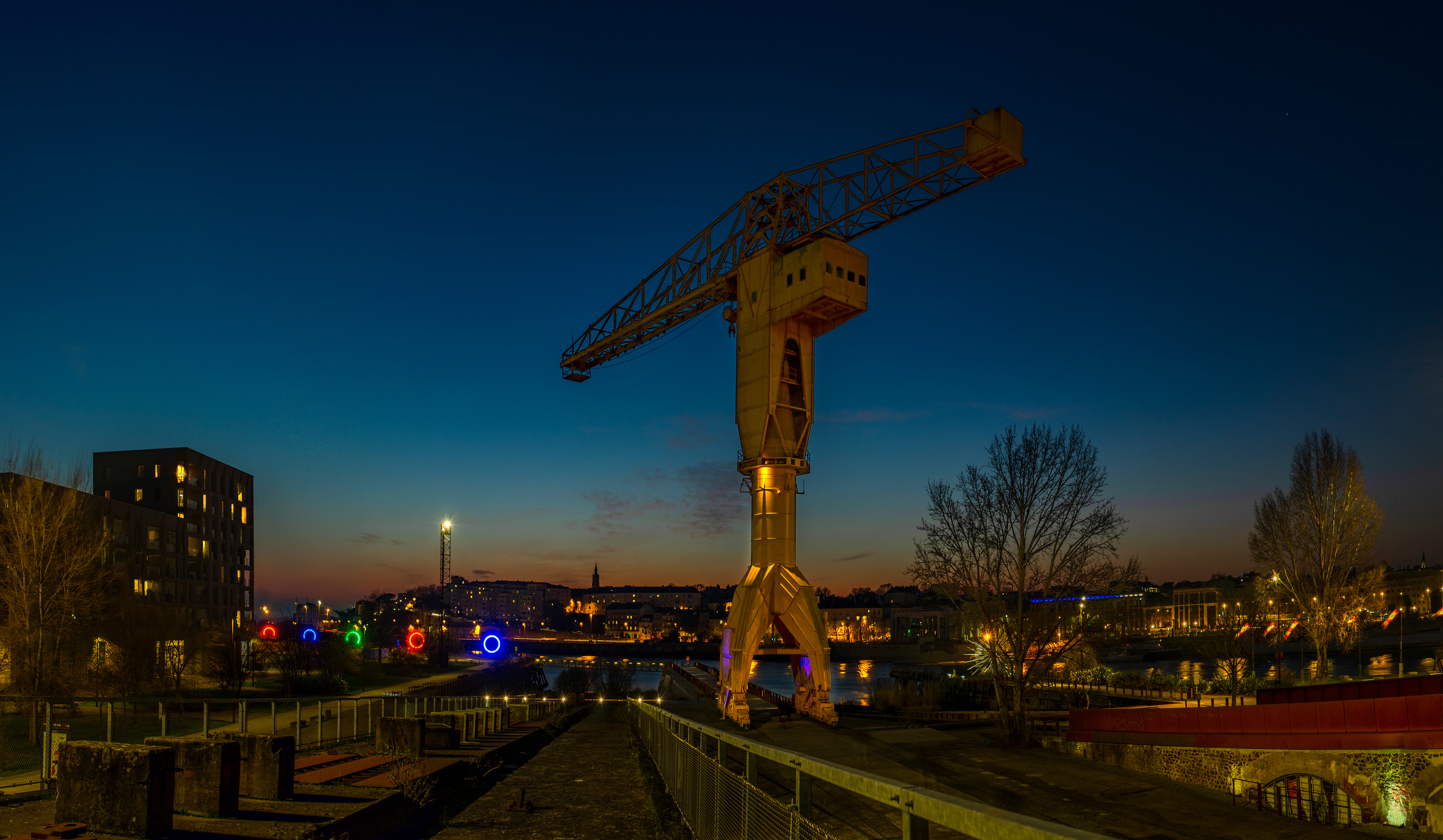 DEBUT DE NUIT SUR L'ILE DE NANTES
