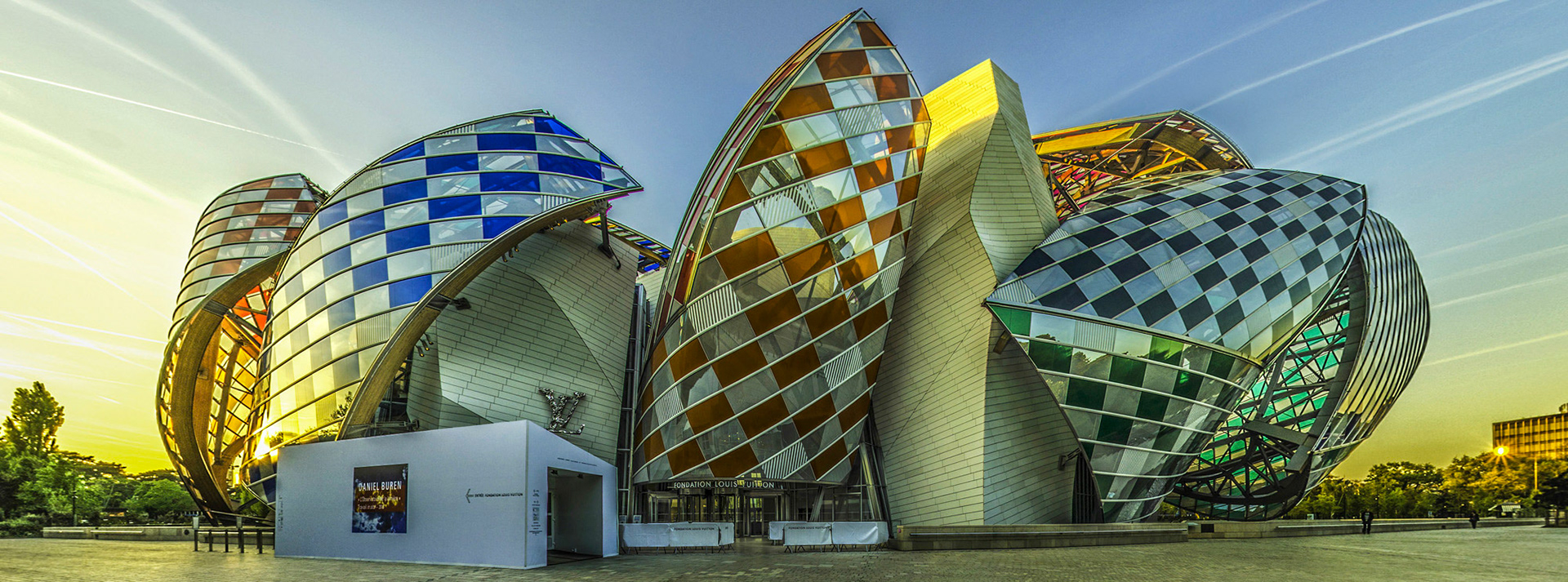 La Fondation Louis Vuitton performée par Daniel Buren.