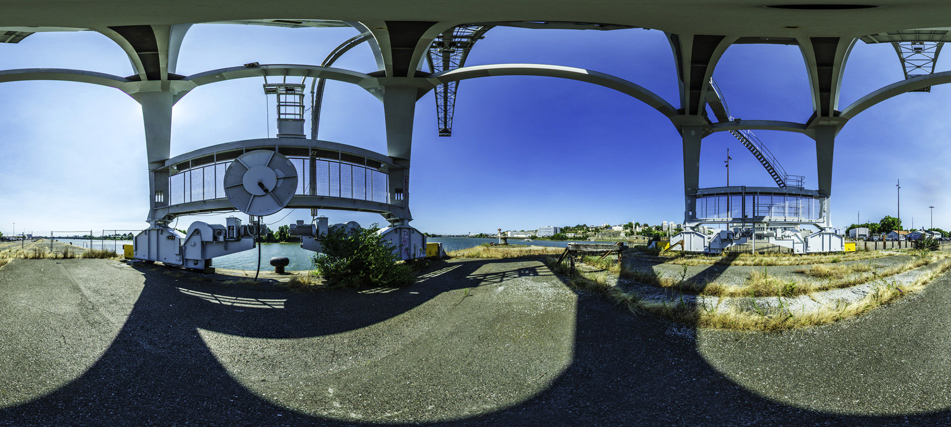 Sous la grue Titan grise sur la pointe de l'Ile à Nantes.