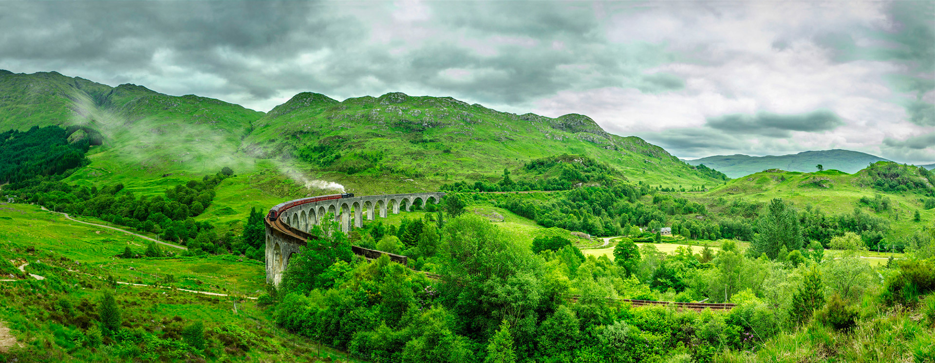 Viaduc de Glenfinnan et le Poudlard express de "Harry Potter" en Ecosse