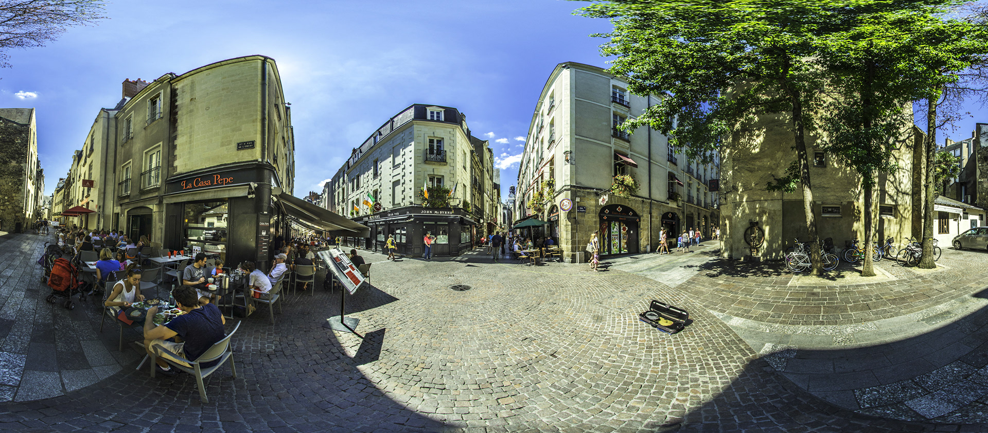 CAFES, RESTOS ET VIOLONISTE QUARTIER BOUFFAY