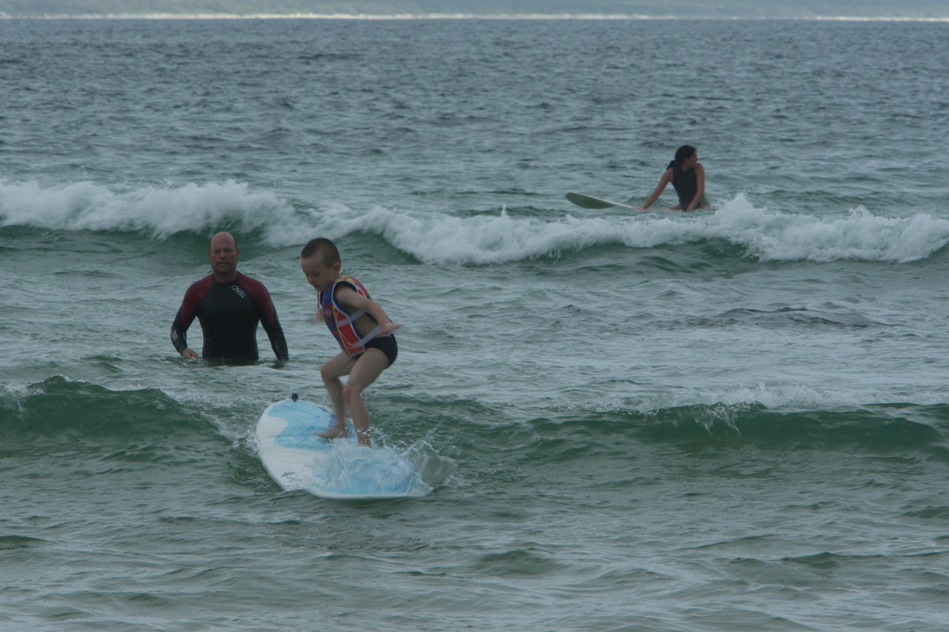 Kiddie surfing, The Pass, Byron Bay
