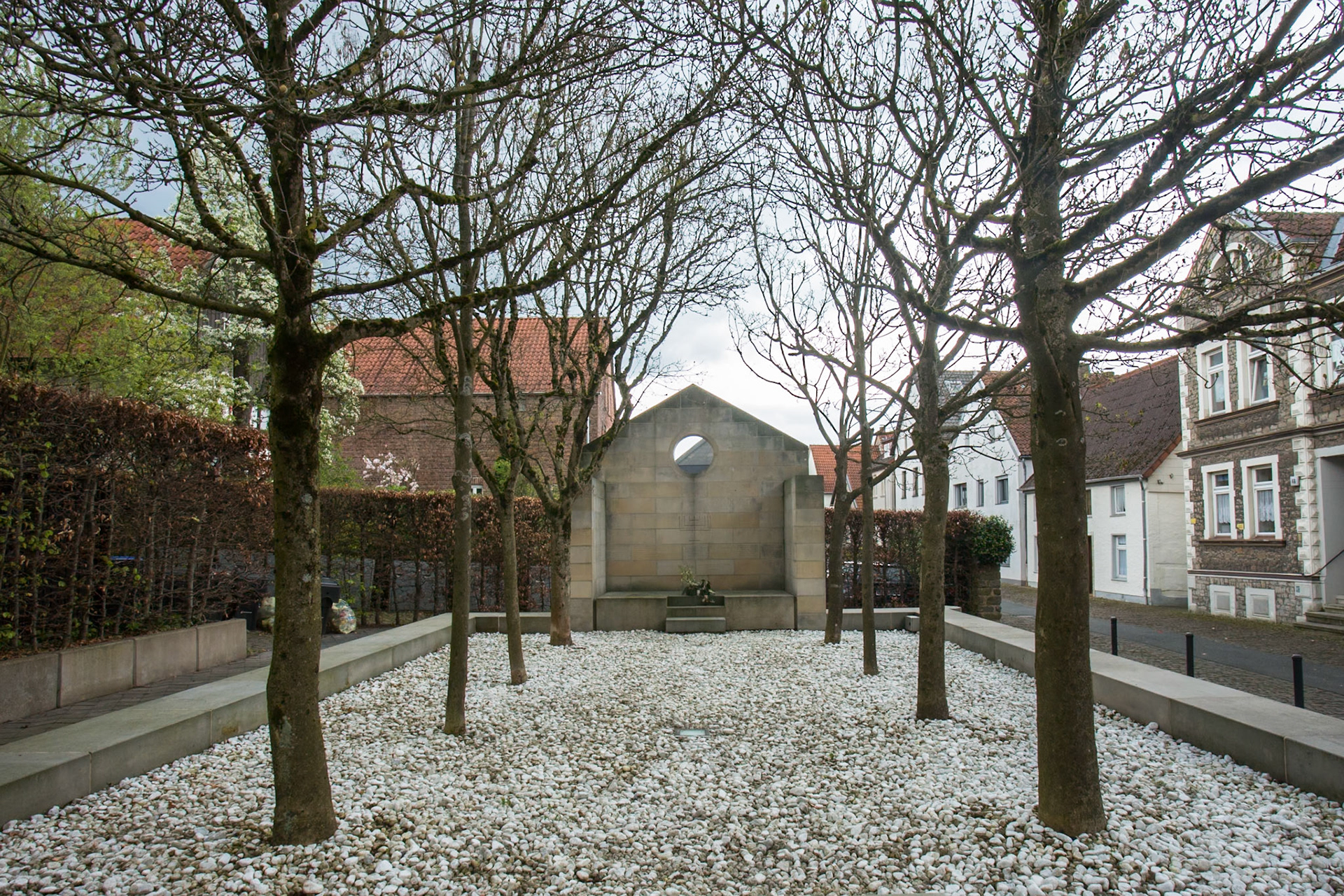 The first Jewish presence in Lemgo is recorded as the 14th century. The synogogue in Neuestrasse was established in 1883. On Krystalnacht on 10 November 1938 the synagogue was set on fire and destroyed. Two signs commemorate the event, one refers to the  acts of the national socialists (the Nazis), the other to the German people, a subtle but significant shift in emphasis and responsibility. The names of my grandmother Paula Hochfeld (Salamon) and aunt Lotti Arensberg (Hochfeld) are commemorated.