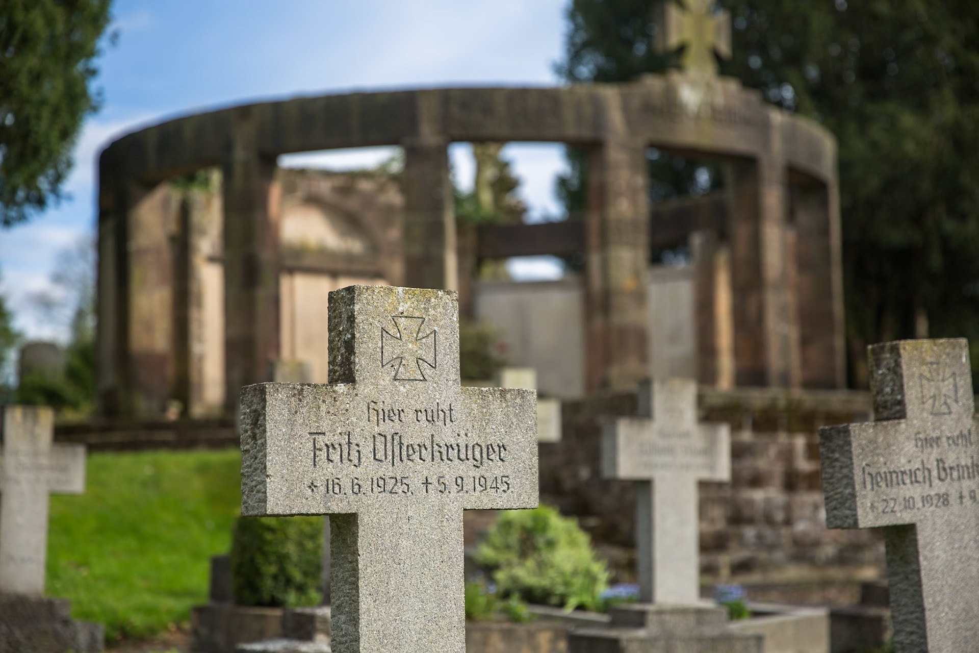 Military cemetary in Bega, Barntruper strasse. The entries for the First World War included a number of Jews, obviously absent for the Second World War memorial. Casualties start rocketing in 1942/43 (Stalingrad) and continue increasing until the end of the war.