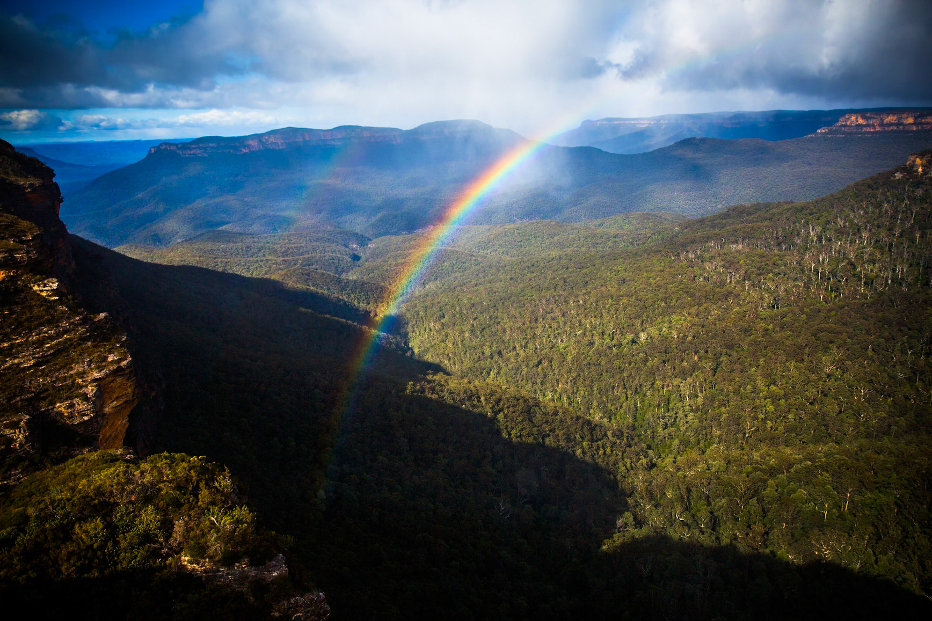 Started on the track to Golf Links lookout. Walked past the Pool of Siloam to Gordon Falls lookout. Followed the Prince Henry cliff walk to Leura Cascades from where we descended through Leura Forest to the junction with Federal Pass tea stop. Continued along Federal Pass past the junction with Dardanelles Pass (near the base of the Giant Staircase); past the base of Furber Steps to the Scenic Railway lower station (Lunch stop).  Some returned via the Scenic Railway, whilst others retraced steps and ascended the Giant Staircase to Echo Point. Notes by Peter Watt.