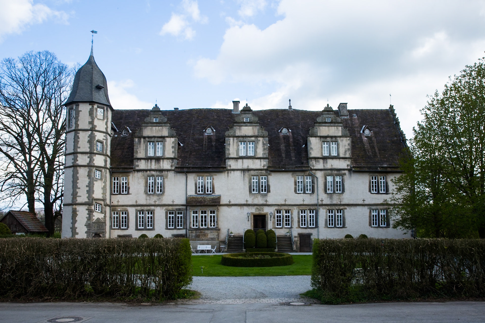 Schlosscheune in Wendlingshausen, near Lemgo. The owner is a von Reden, a descendent of an original partner in the Lippische Thonwarenfabrik in Dörentrup and known locally as "das Judenwerk, a business founded by Isaac Hochfeld and his brother-in-law Max Lenzberg.